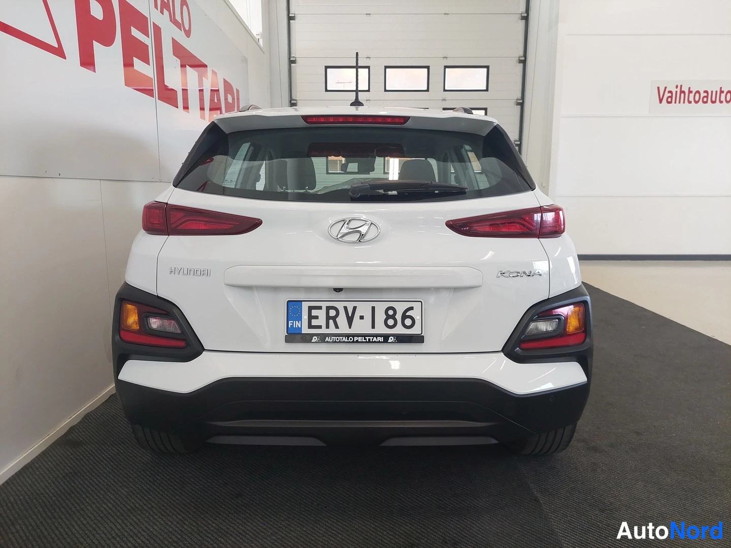 Takaa: Hyundai Kona suoraan takaa, HYUNDAI- ja KONA-tekstit, rekisteritunnus.