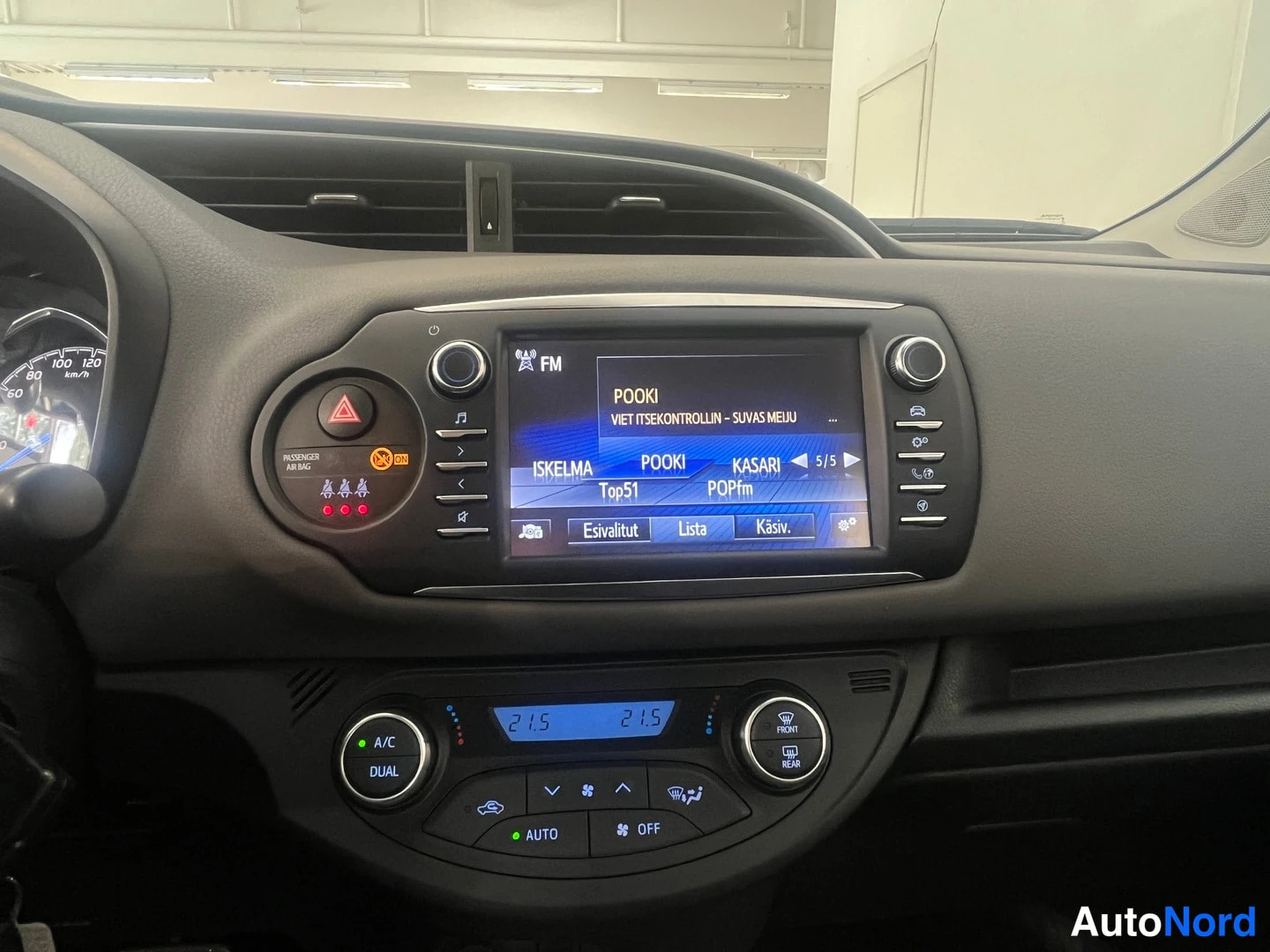 Muu: Keskikonsolin radio- ja ilmastointipaneeli: FM-viritin näytöllä POOKI, ilmastoinnin A/C DUAL- ja AUTO-toiminnot.