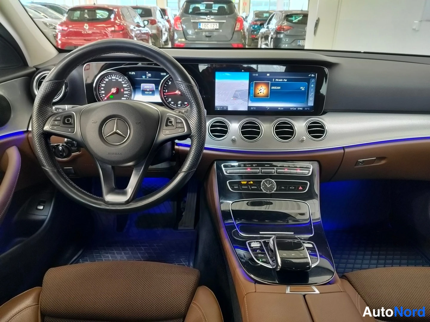 Muu: Kuljettajan näkökulma kojelautaan: Mercedes-merkillä varustettu ohjauspyörä, digitaalinen mittaristo, infotainment-näyttö, ilmastointiaukot ja keskikonsolin kom