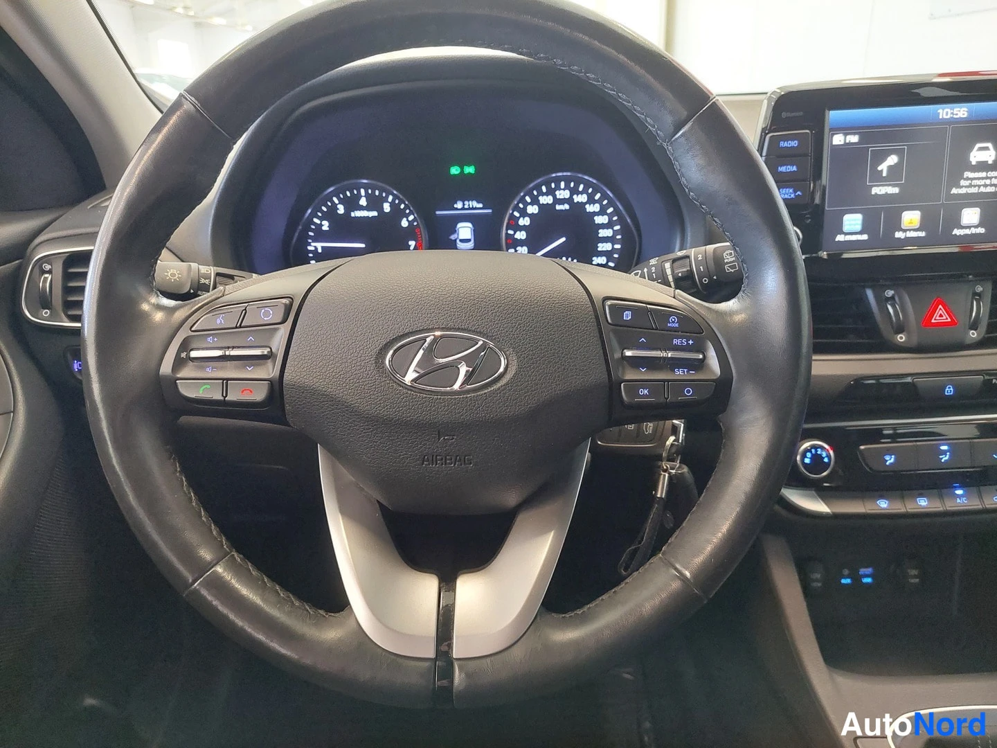 Edestä: Hyundai-ohjauspyörä, mittaristo ja kosketusnäyttö sekä automaattiset etäisyysavustimen näppäimet.