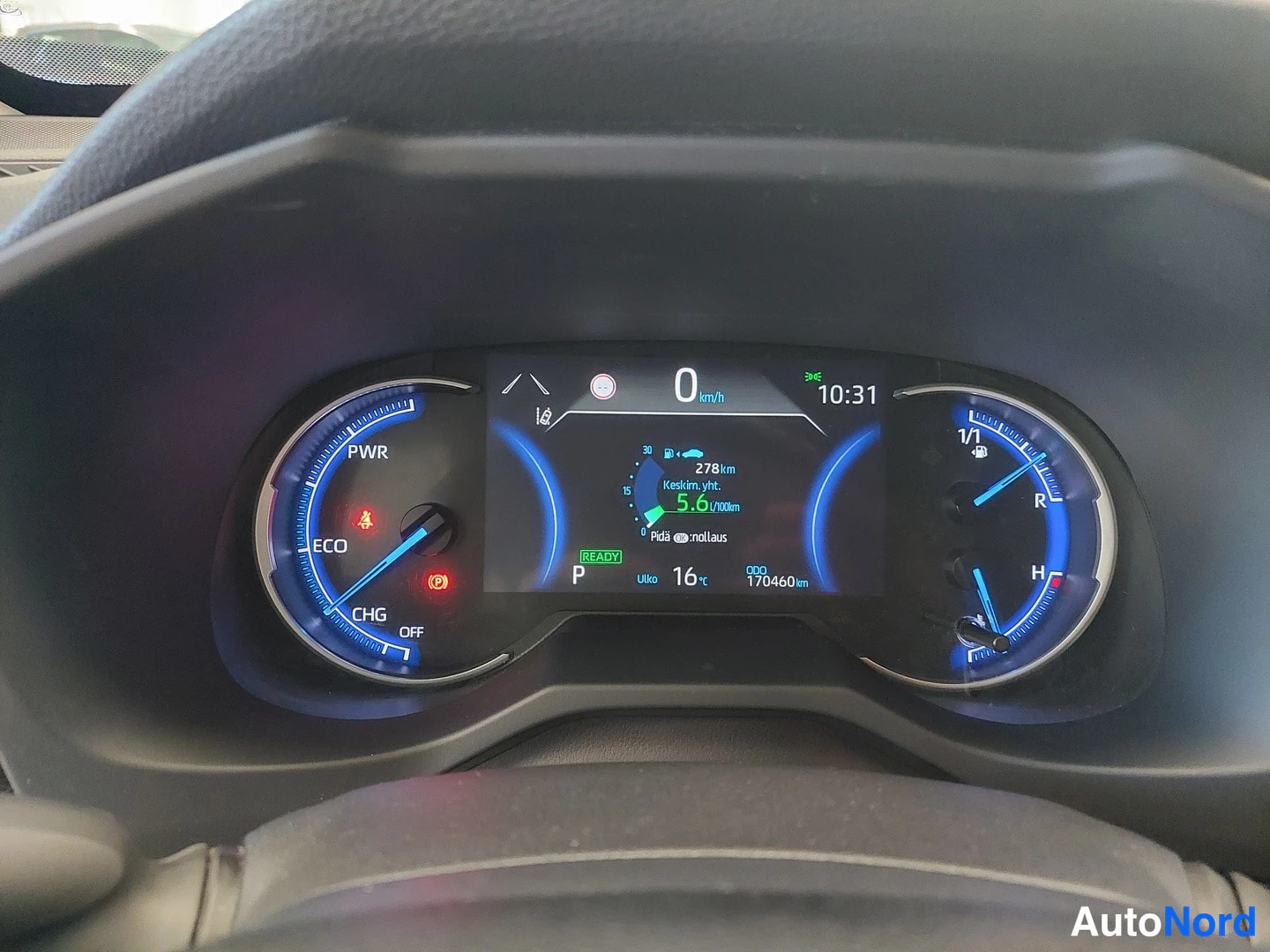Muu: Hybridiauton mittaristo näyttää PWR-ECO-CHG-mittarin, READY-merkinnän, nopeuden 0 km/h ja kokonaislukulukeman 170460 km.