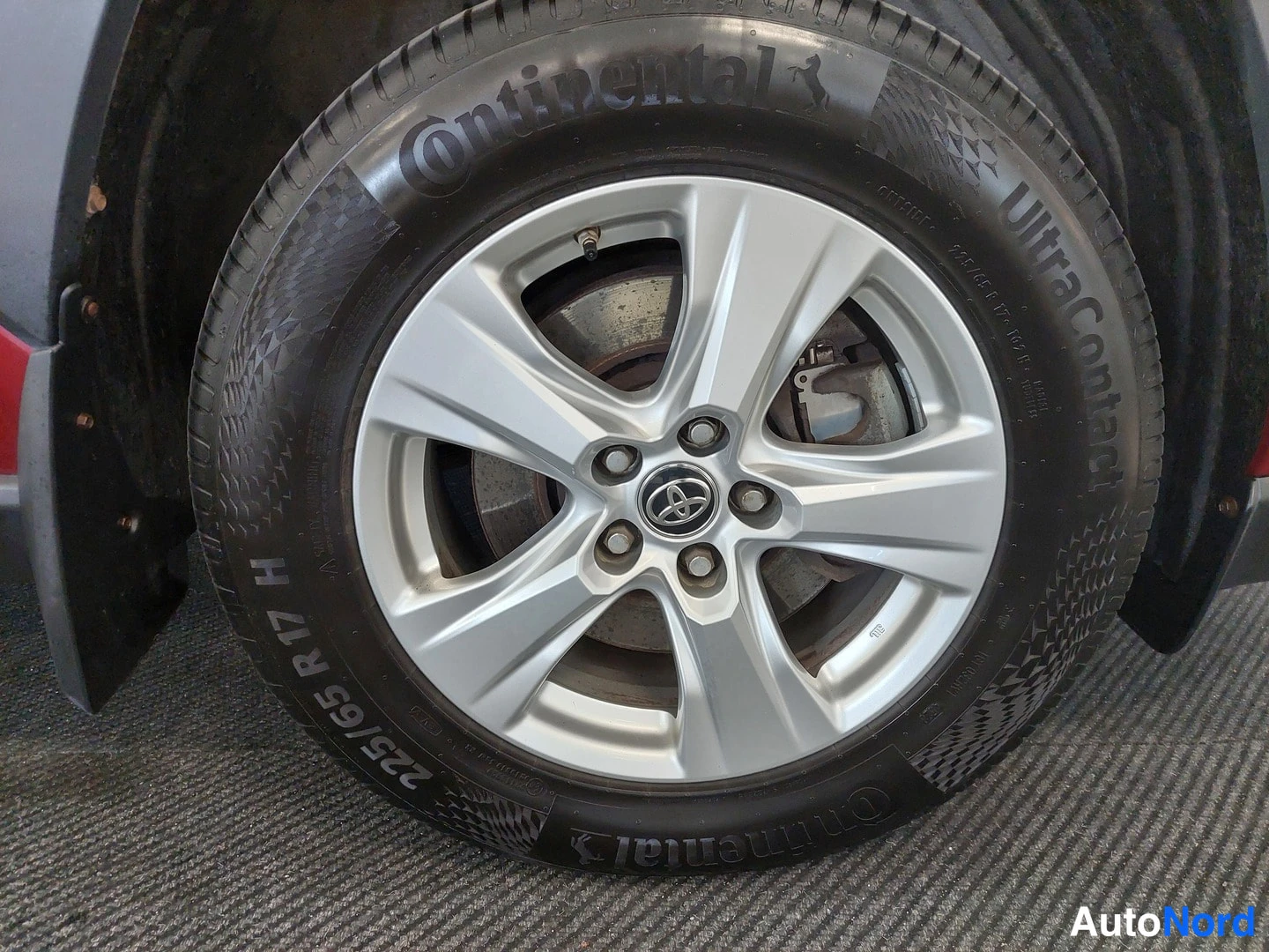 Yksityiskohta: Toyota RAV4:n hopeavanteella varustettu pyörä lähikuvassa, renkaana Continental 225/65 R 17 H.
