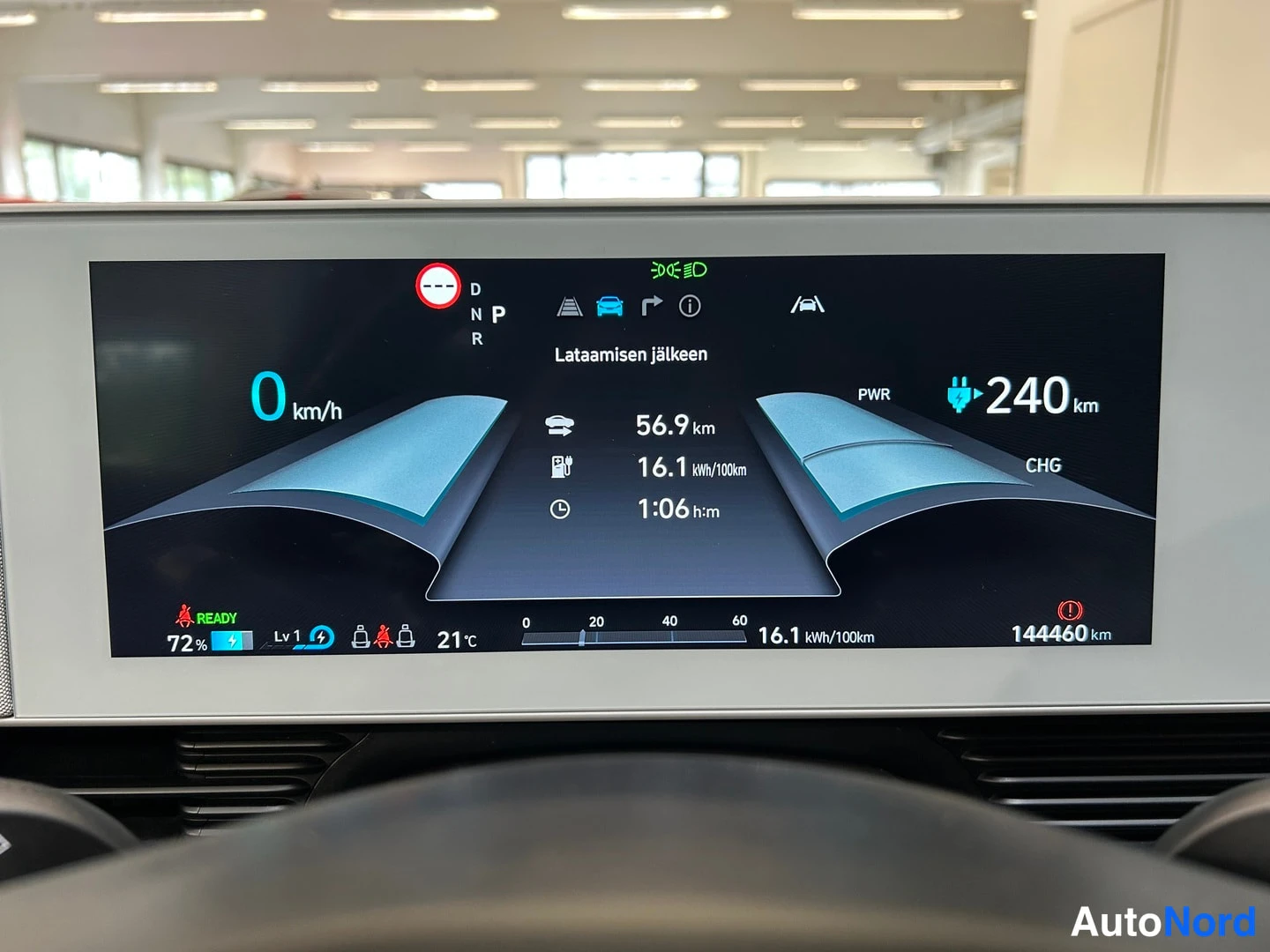 Muu: Hyundai IONIQ 5:n kuljettajan mittarinäyttö lähikuvassa: nopeus 0 km/h, latauksen jälkeinen toimintasäde 56,9 km, kulutus 16,1 kWh/100km, kokonaislukema 144460