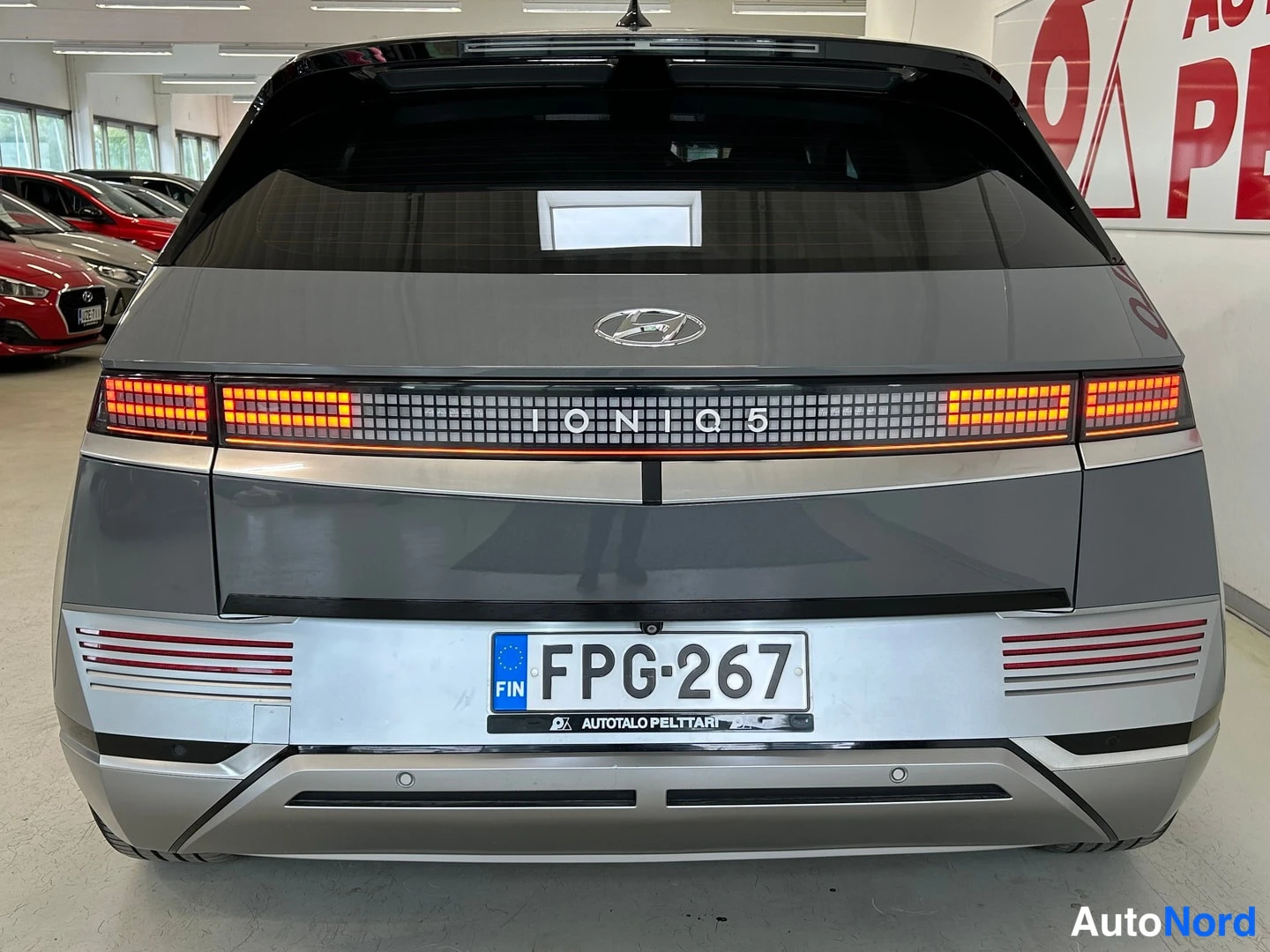 Takaa: Hyundai Ioniq 5:n takaosa suoraan takaa; nokkamainen valopalkki ja rekisteritunnus.