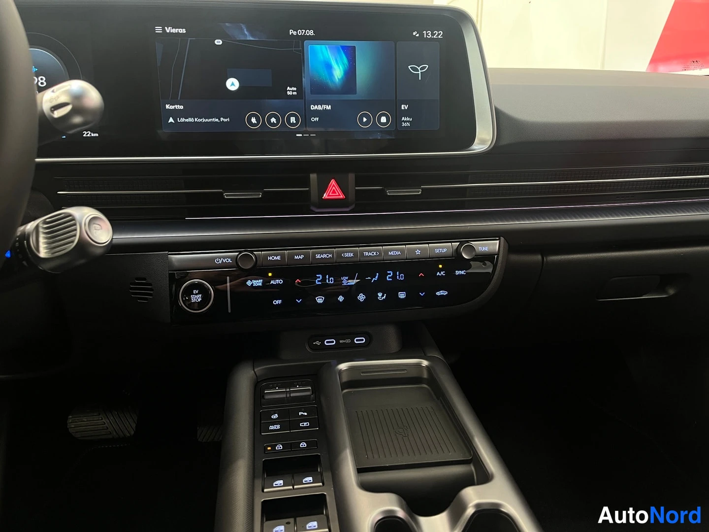 Muu: Keskiössä suuri näyttö kartta- ja mediakuvilla (DAB/FM, EV), alla kosketusnäytöllä toimiva lämmityspaneeli (AUTO, A/C, SYNC) ja keskitunnelin napit.