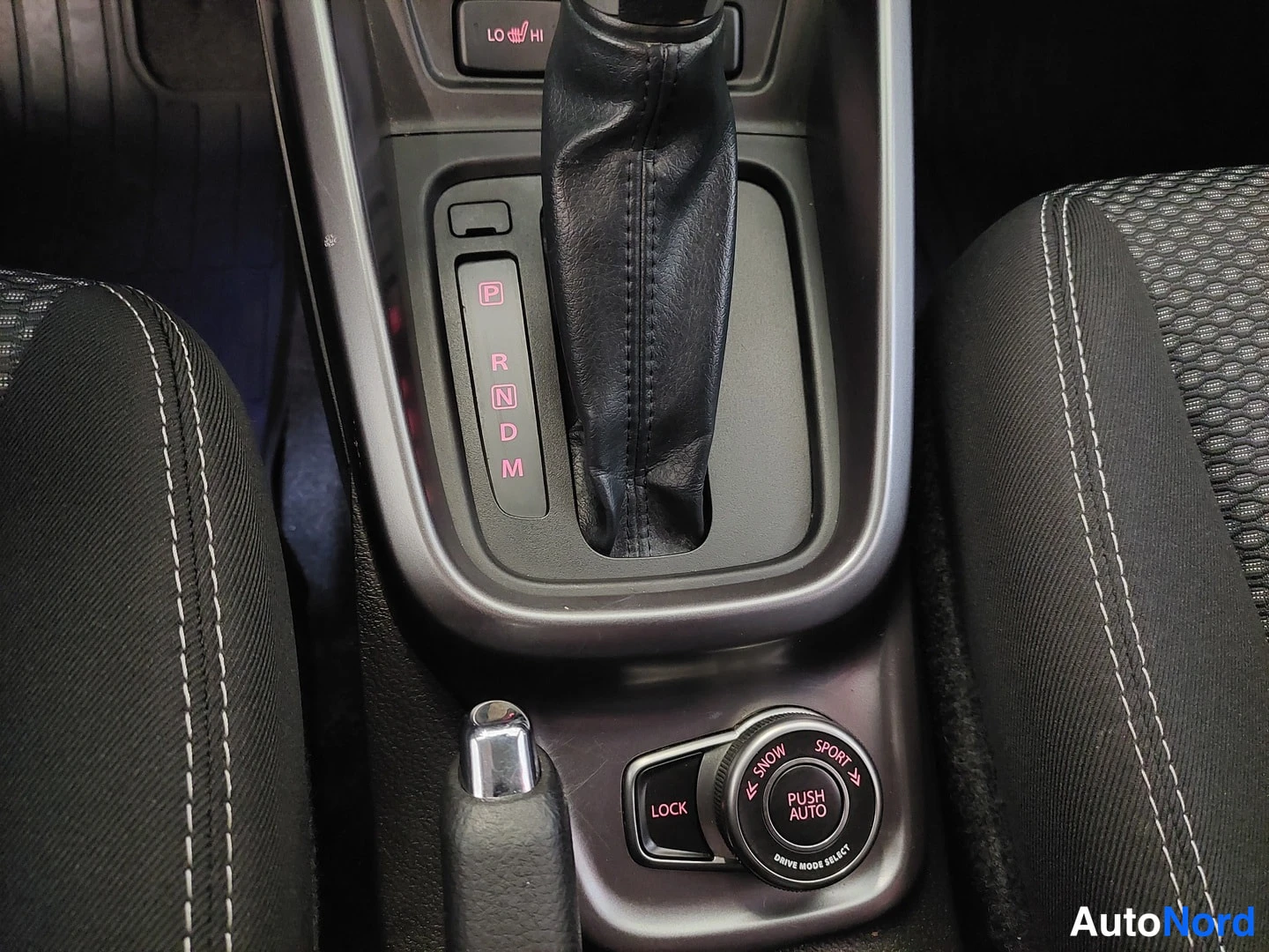 Muu: Automaattivaihteen valitsimen P-, R-, N-, D- ja M-asemat keskikonsolissa; vieressä ajotilakytkin (LOCK, SNOW, SPORT, PUSH AUTO, DRIVE MODE SELECT).