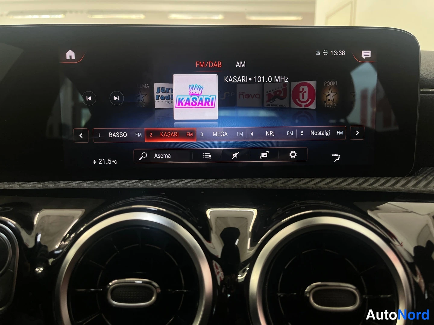 Muu: Radio: näytöllä FM/DAB-asemalista, valittuna KASARI 101.0 MHz.