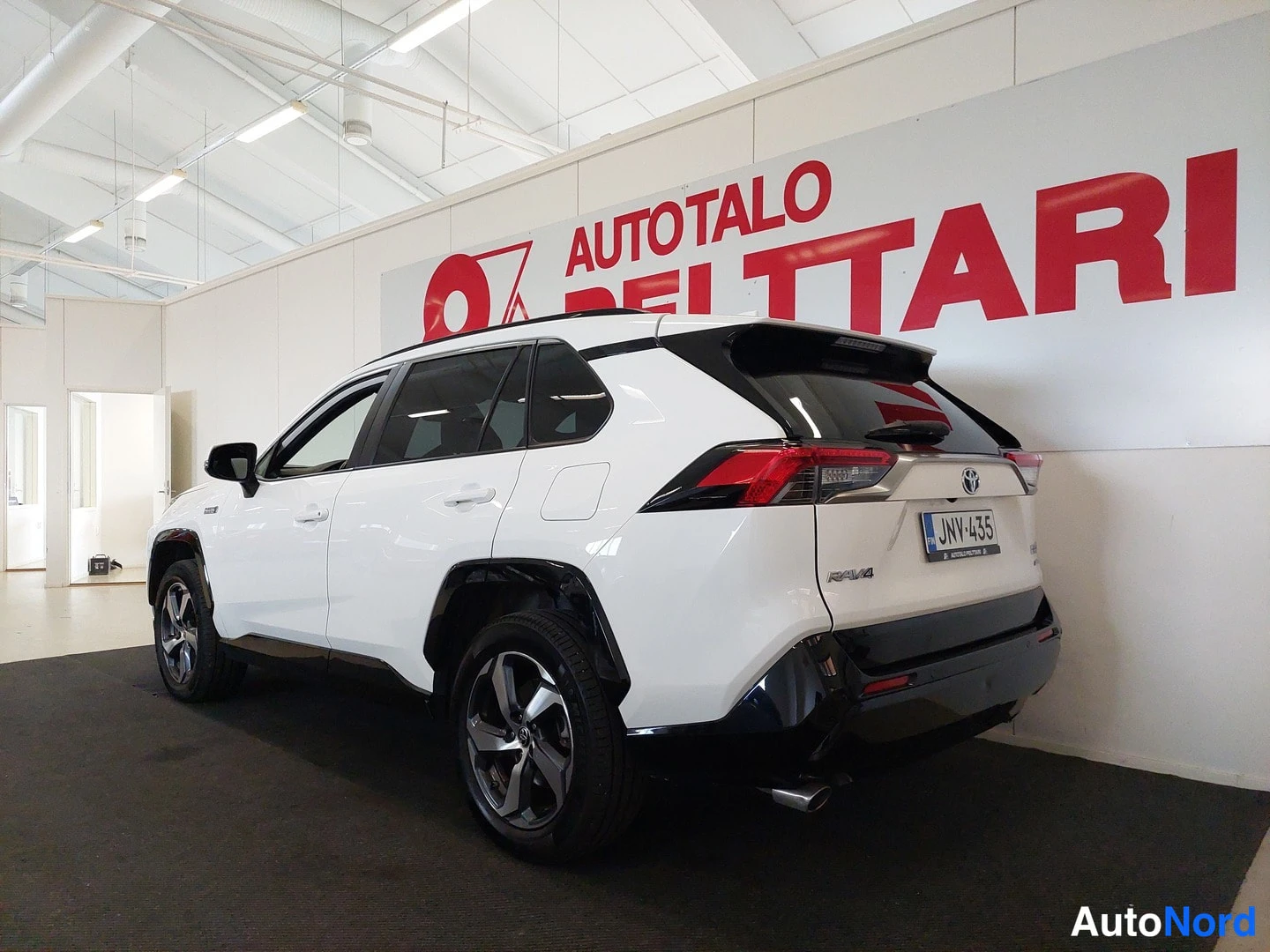 Takaviisto: Valkoinen Toyota RAV4 takaa vasemmalta, rekisteritunnus.