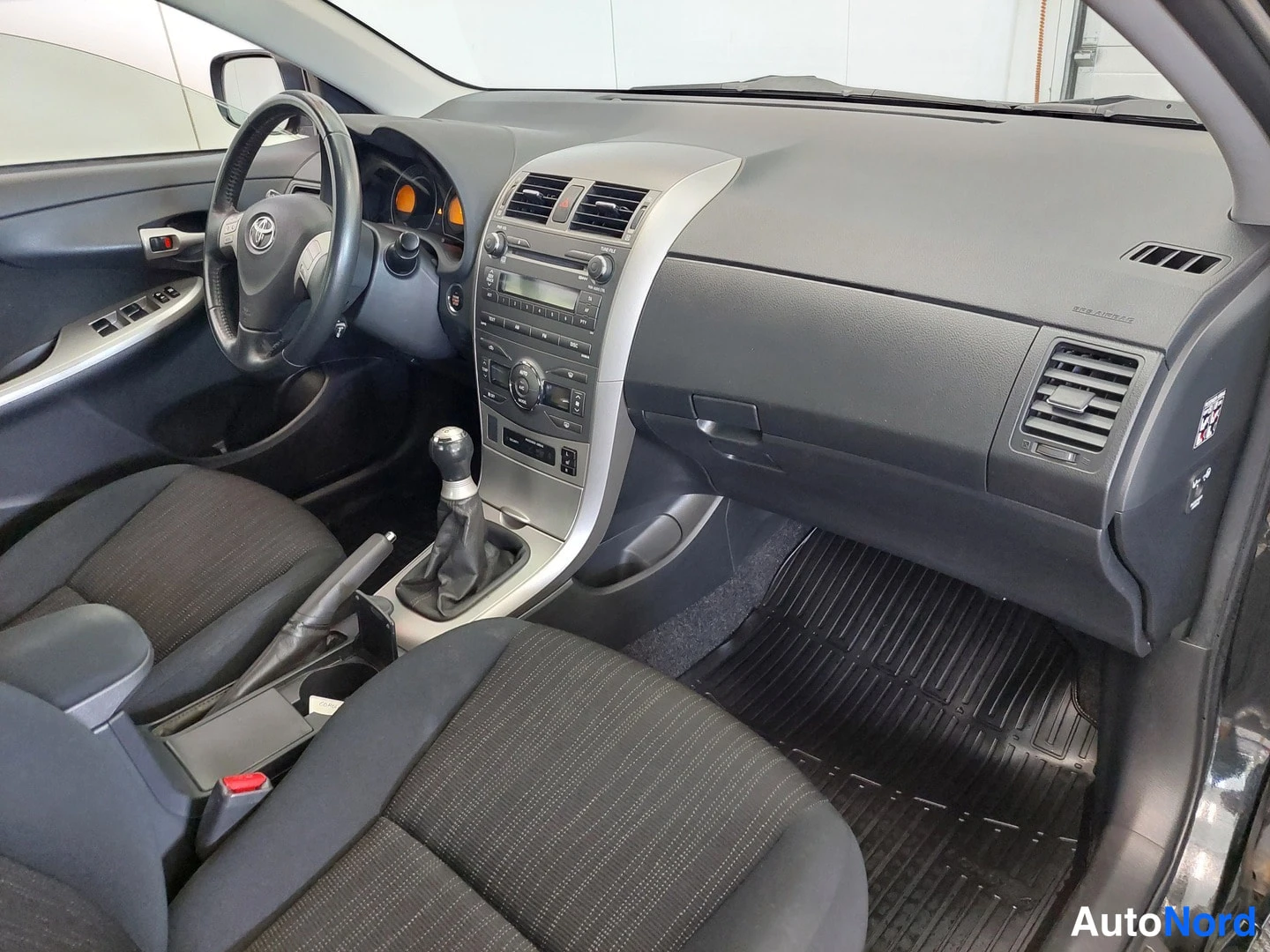 Muu: Auton etuistuin ja kojelauta: manuaalivaihteisto, Toyota-merkkinen ohjauspyörä, radio ja ilmastointilaitteet