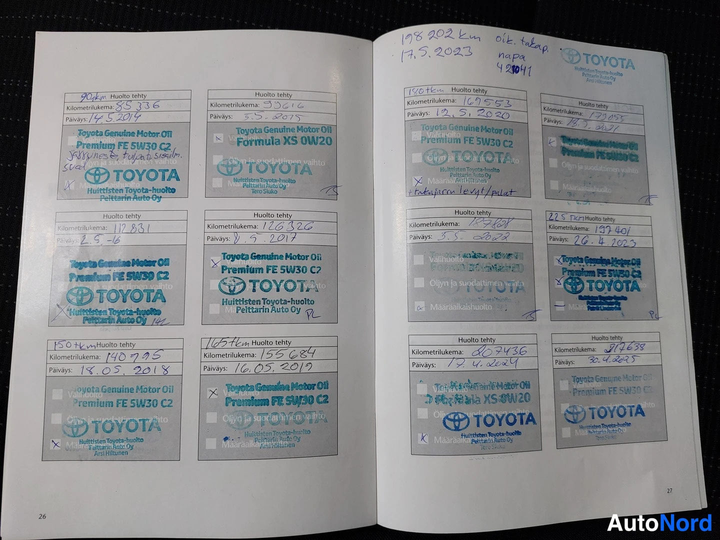 Yksityiskohta: Huoltokirjan sivu, jossa Toyota-huoltojen leimat eri vuosilta 2014–2025.
