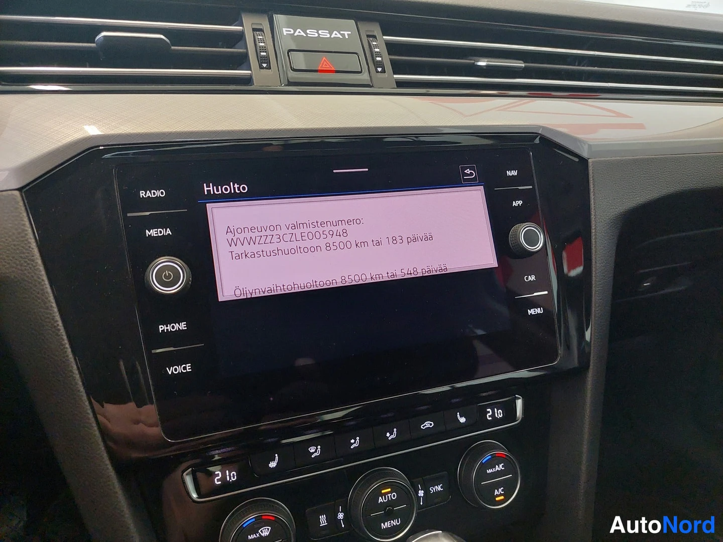 Muu: Passatin infotainment-näytön Huolto-ruutu, jossa lukee ajoneuvon valmistenumero WWWZZZ3CZLE005948, tarkastushuoltoon 8500 km tai 183 päivää ja öljynvaihtohuolto