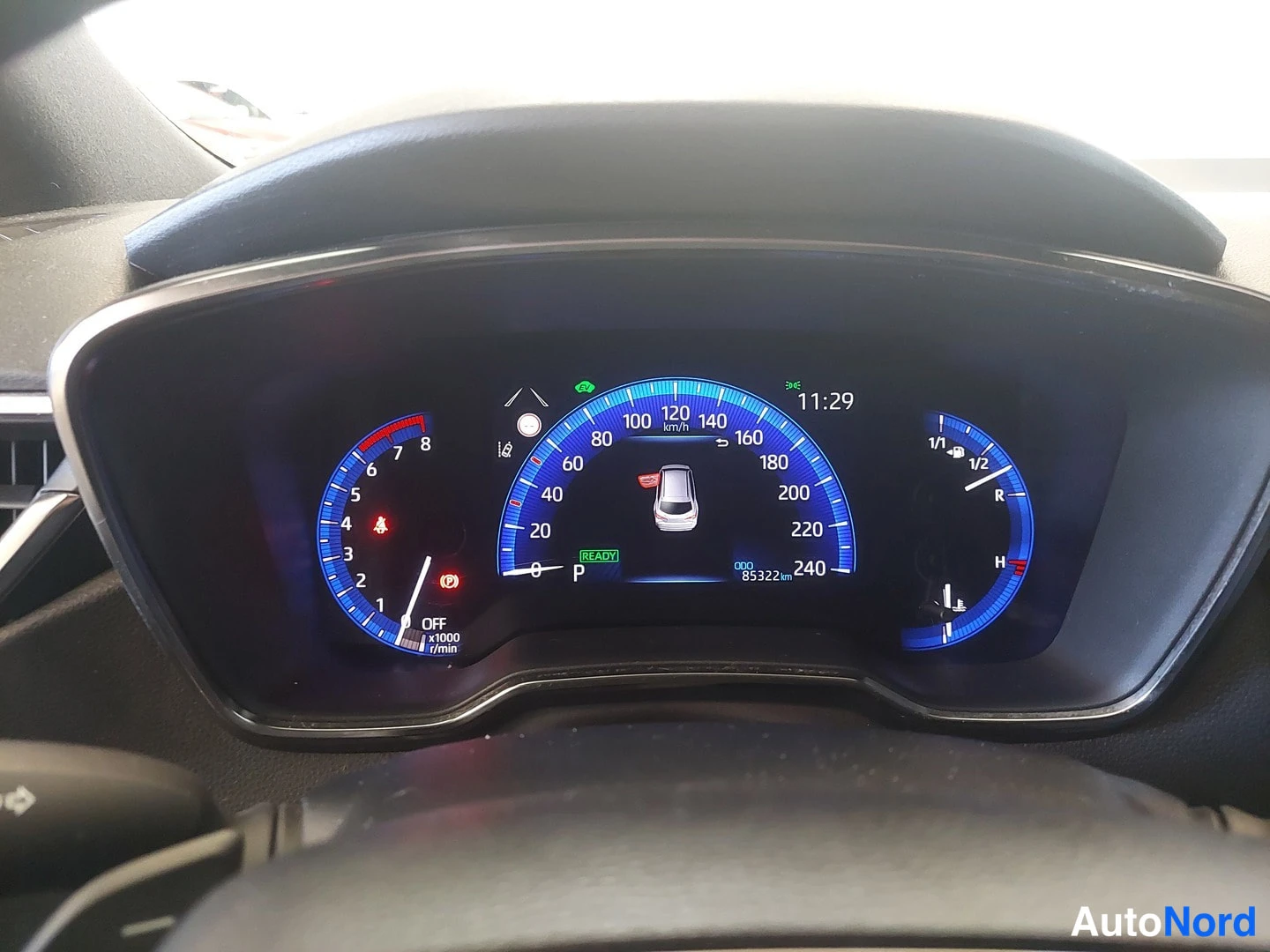 Muu: Mittaristonäyttö, jonka matkamittari näyttää 85322 km ja hybridivalmis-merkinta (READY) näkyy P-vaihteella.