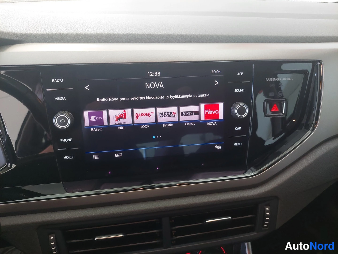 Etuviisto: Kosketusnäyttö radion alaisuudessa, aikana 12:38, lämpötila 20,0 °C, kanavalkoinen NOVA ja Radiota Nova -teksti; alapuolella PRI-kanavat.