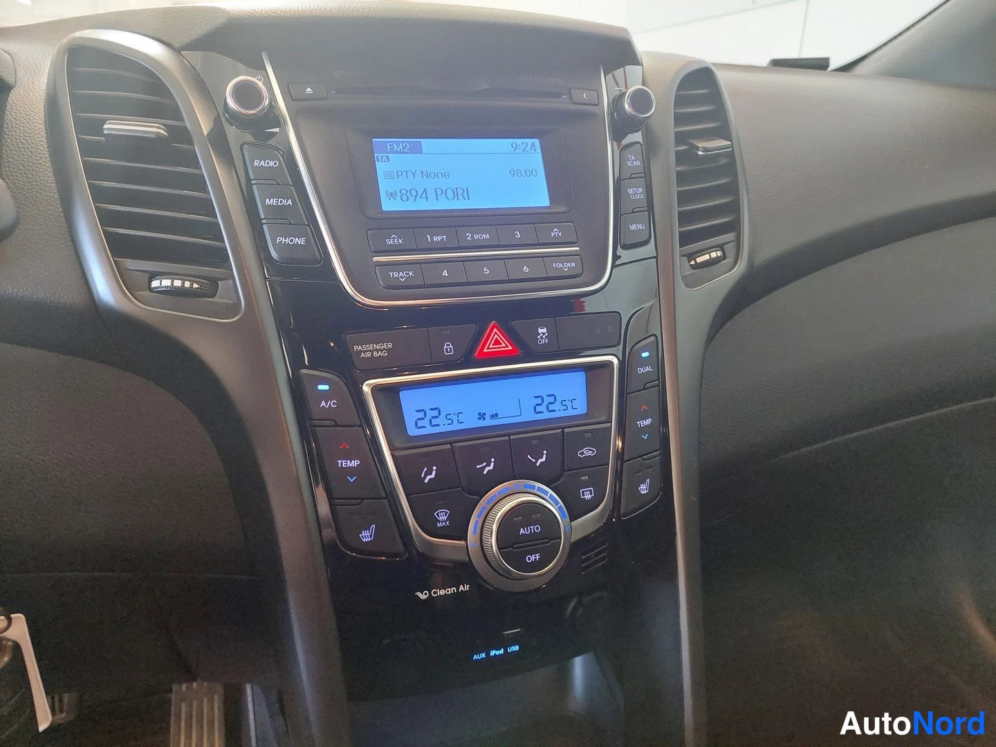 Muu: Hyundai i30:n kojelauta: radio näyttää FM2 89,4 PORI -kanavan ja kaksivyöhykeilmastointi on asetettu 22,0 asteeseen molemmin puolin.