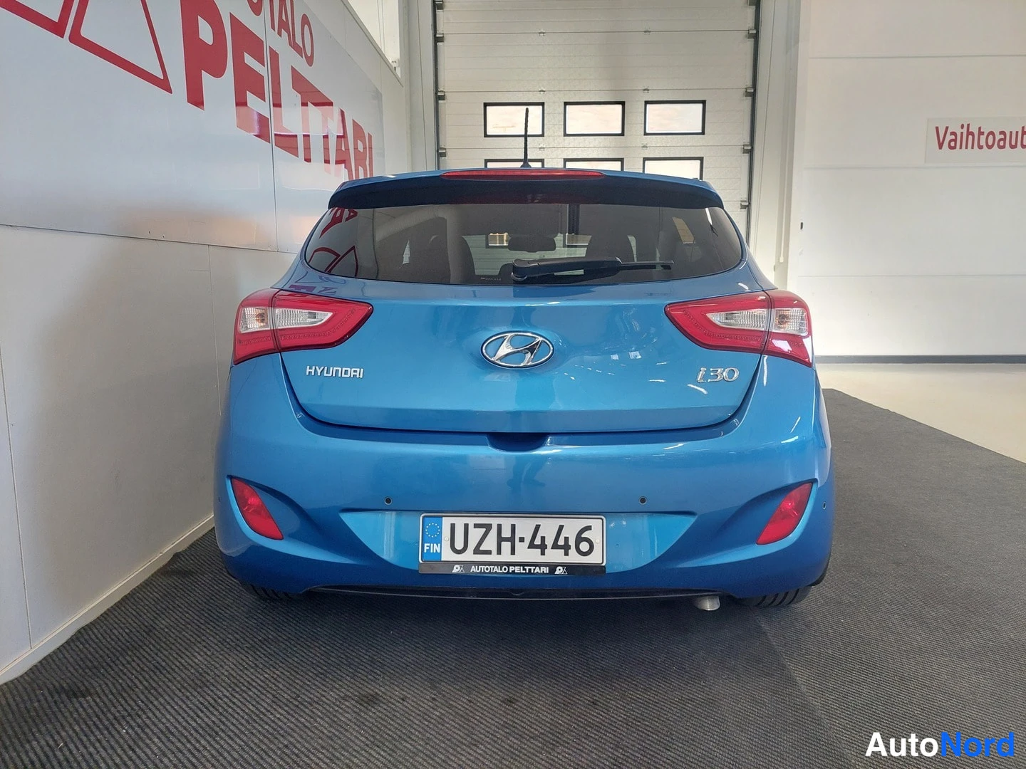Takaa: Sinisen Hyundai i30:n takanäkymä, rekisterikilpi.