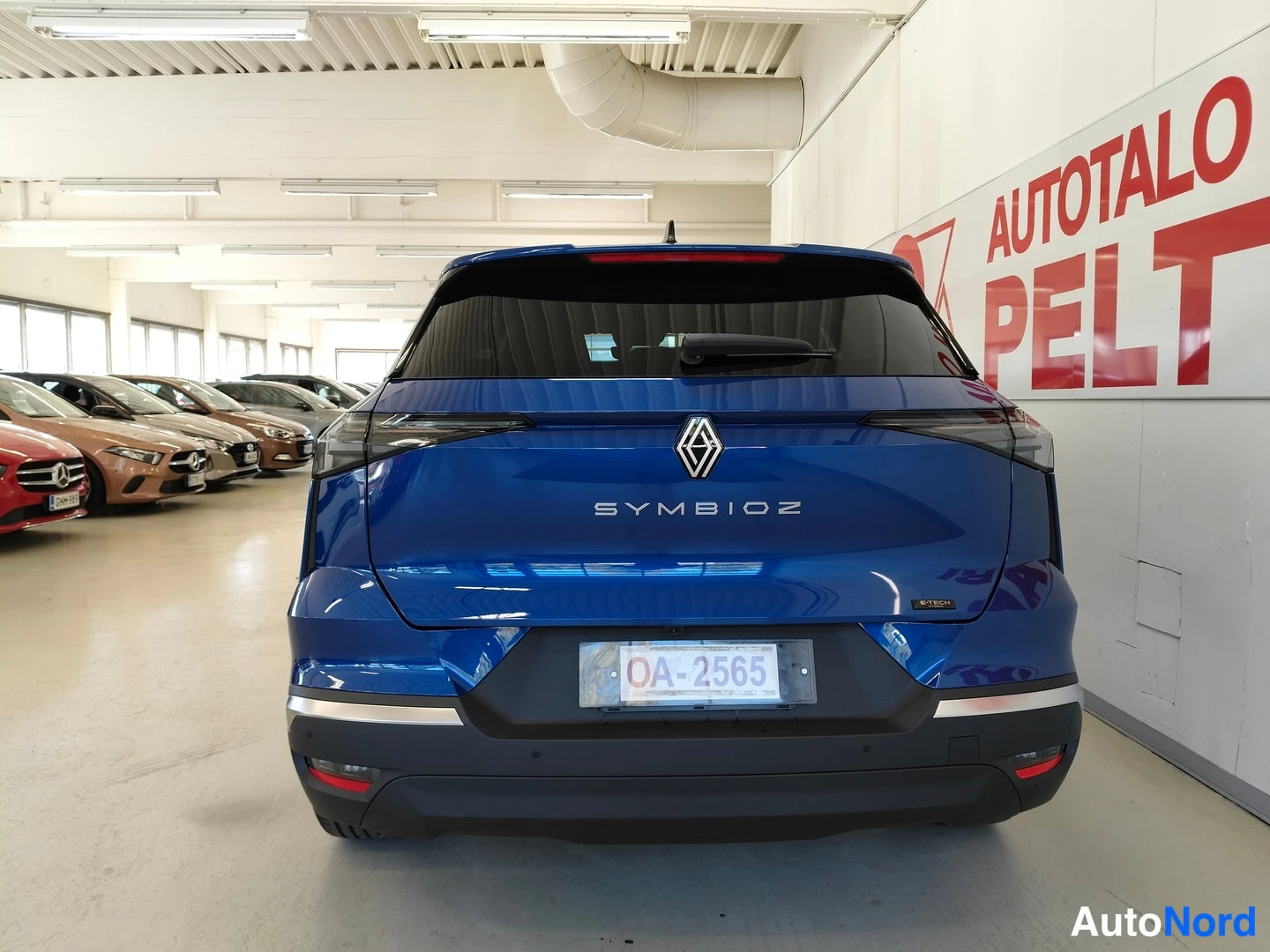 Takaa: Renault Symbioz takaa, tummansininen kori, rekisterikilpi OA-2565.