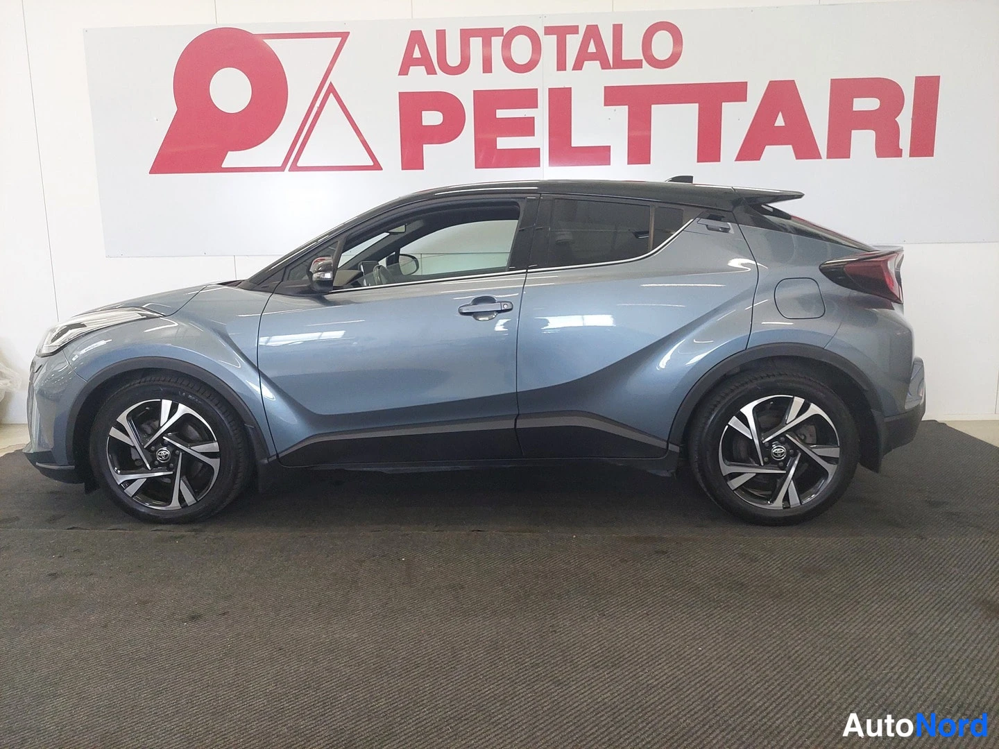 Sivulta: Toyota C-HR sivusta auton sisätiloissa, täysi kylki näkyvissä.