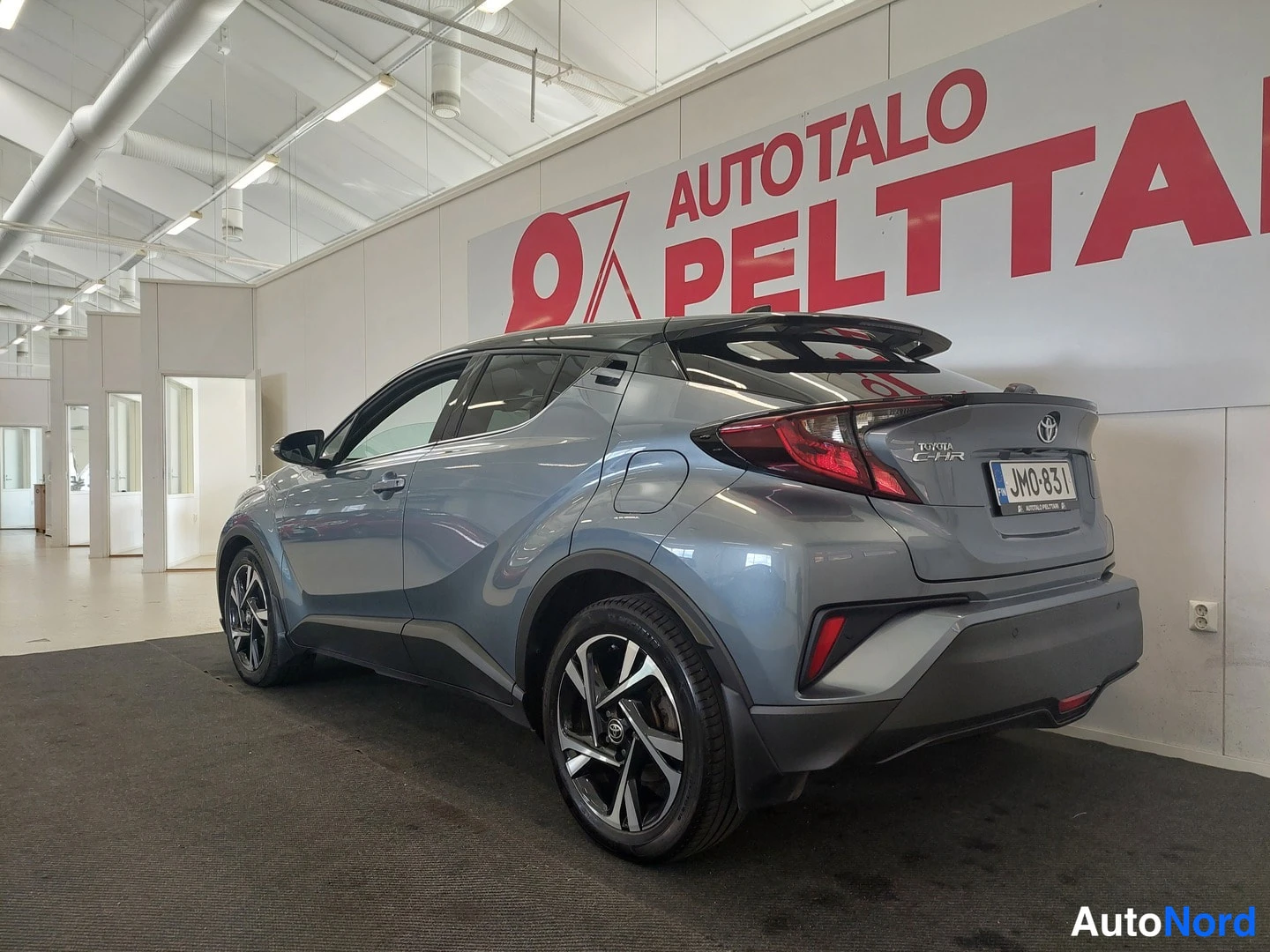 Takaviisto: Toyota C-HR:n takanurkkuAutotalo Pelttarin tiloissa, perä ja oikea kylki näkyvissä, rekisterikilpi JM0-831.
