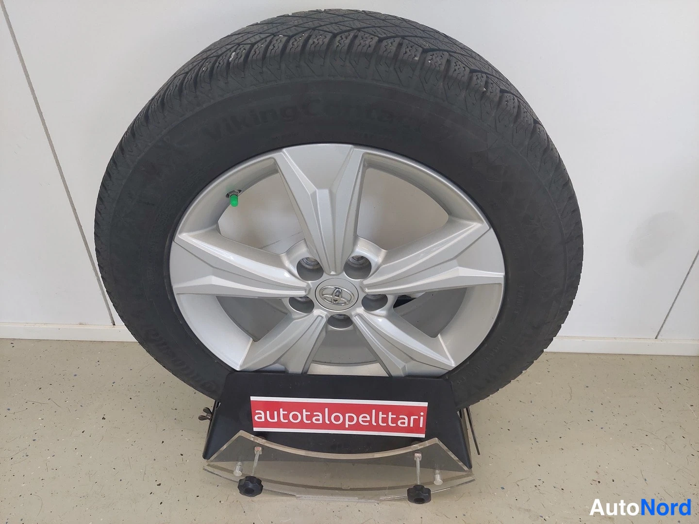 Muu: Täydellinen Toyota-alkuperäinen alumiinivanne ja kitkarengas seisoo telineessä tyyppikyltillä 'autotalopeltari'.