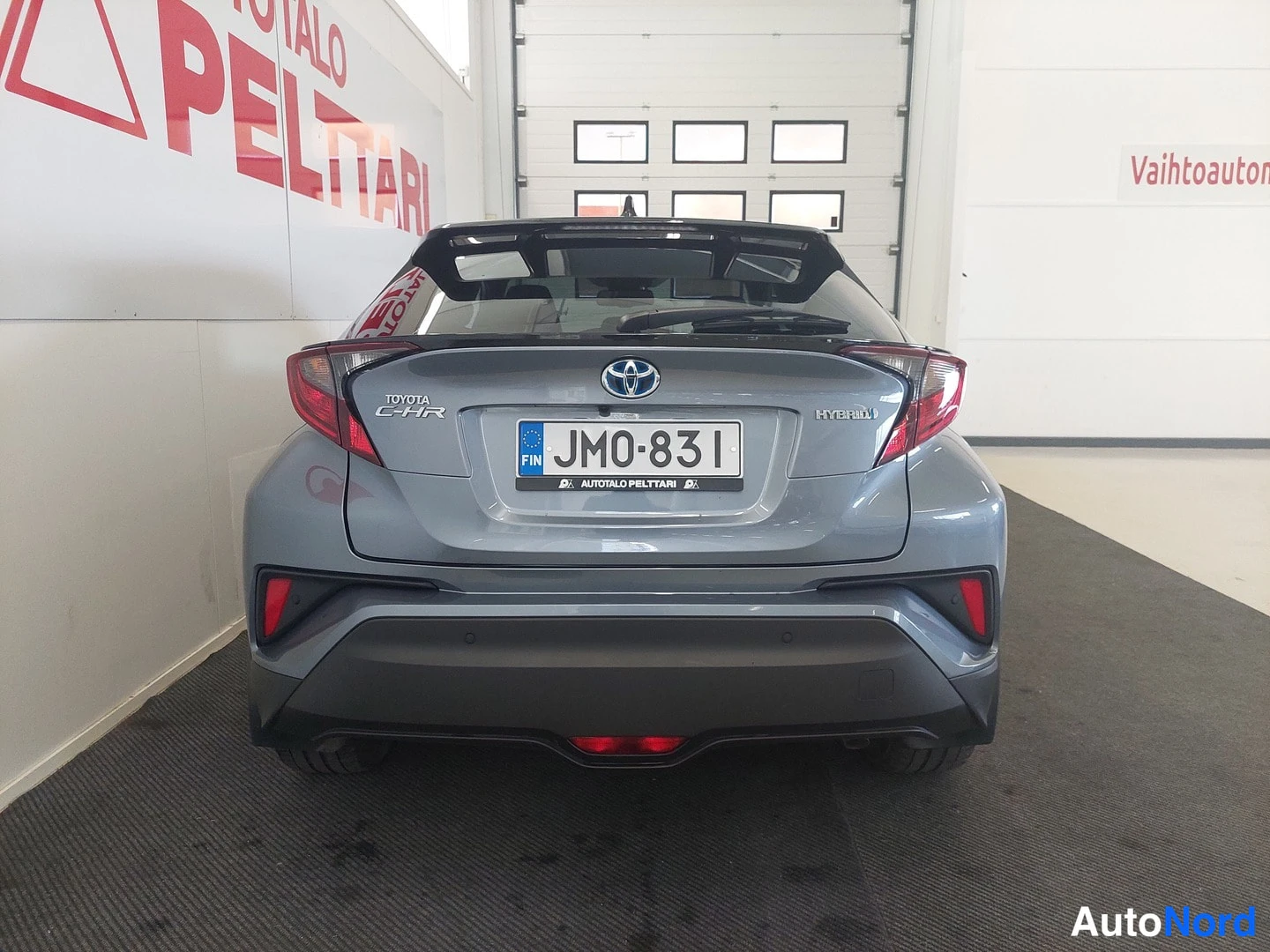 Takaa: Toyota C-HR:n perä suoraan takaa, HYBRID-merkintä, rekisterikilpi JM0-831.