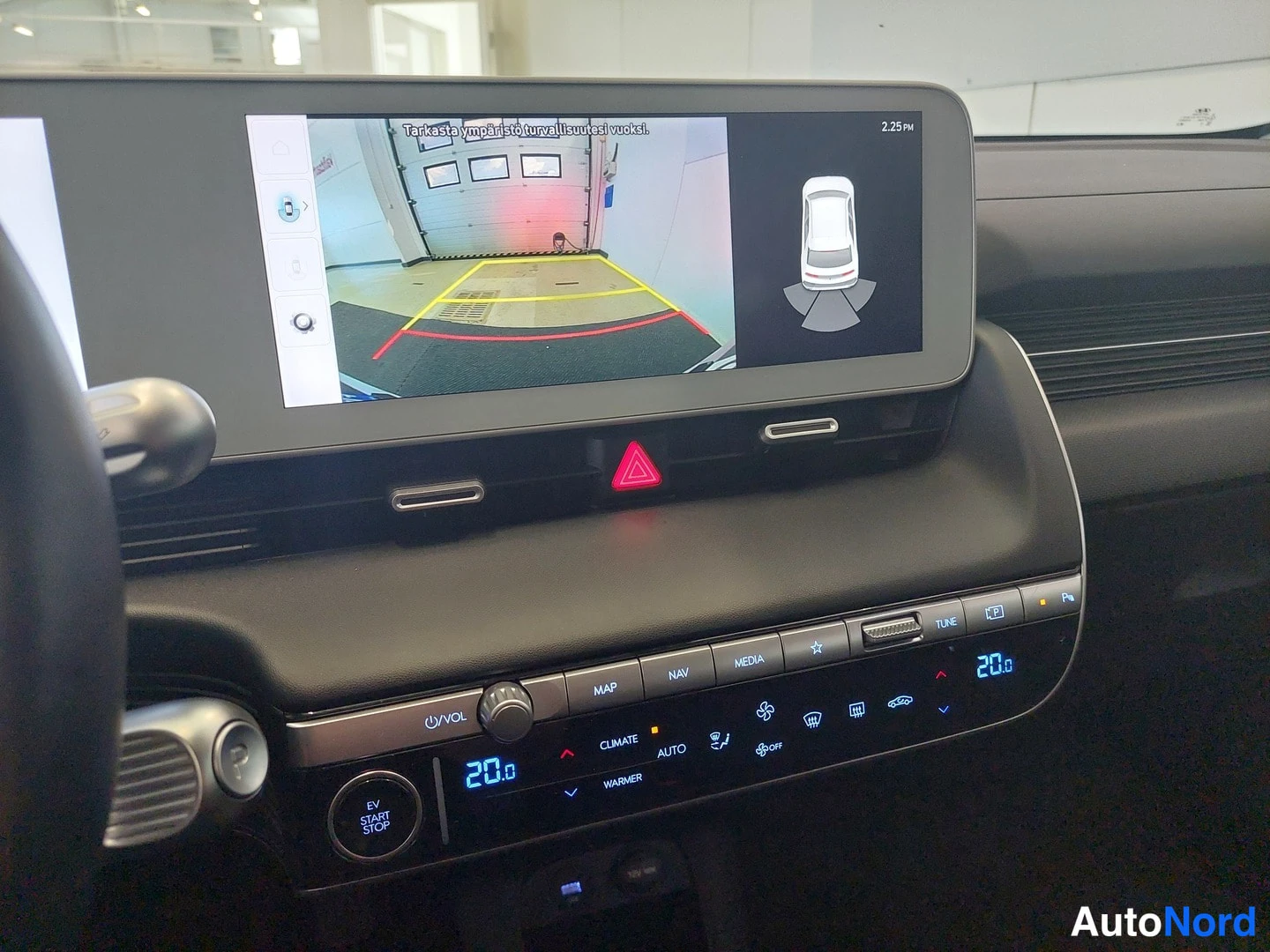 Muu: Kojelauta ja infotainment-näyttö, jolla on takakamera-kuva; alapaneelissa EV START STOP -painike ja kosketuspainikkeet (MAP, NAV, MEDIA, CLIMATE, AUTO).