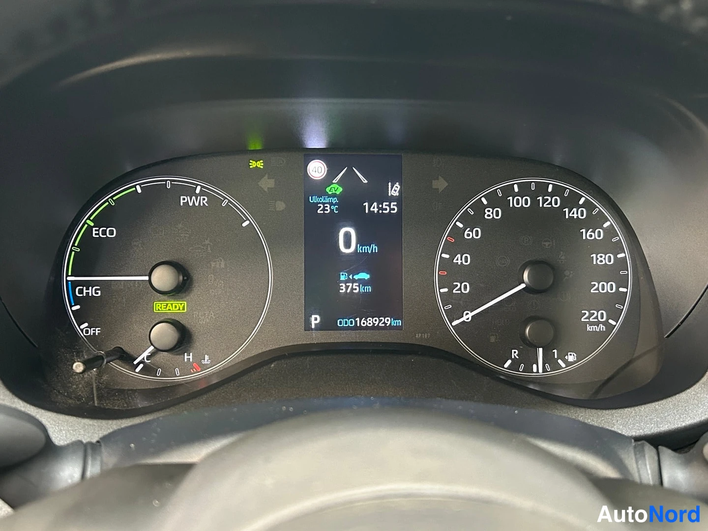 Muu: Kojeiston näyttö: hybridiindikaattorit (PWR/ECO/CHG), READY-merkintä, 0 km/h, matkamittari 168929 km ja vaihde P.