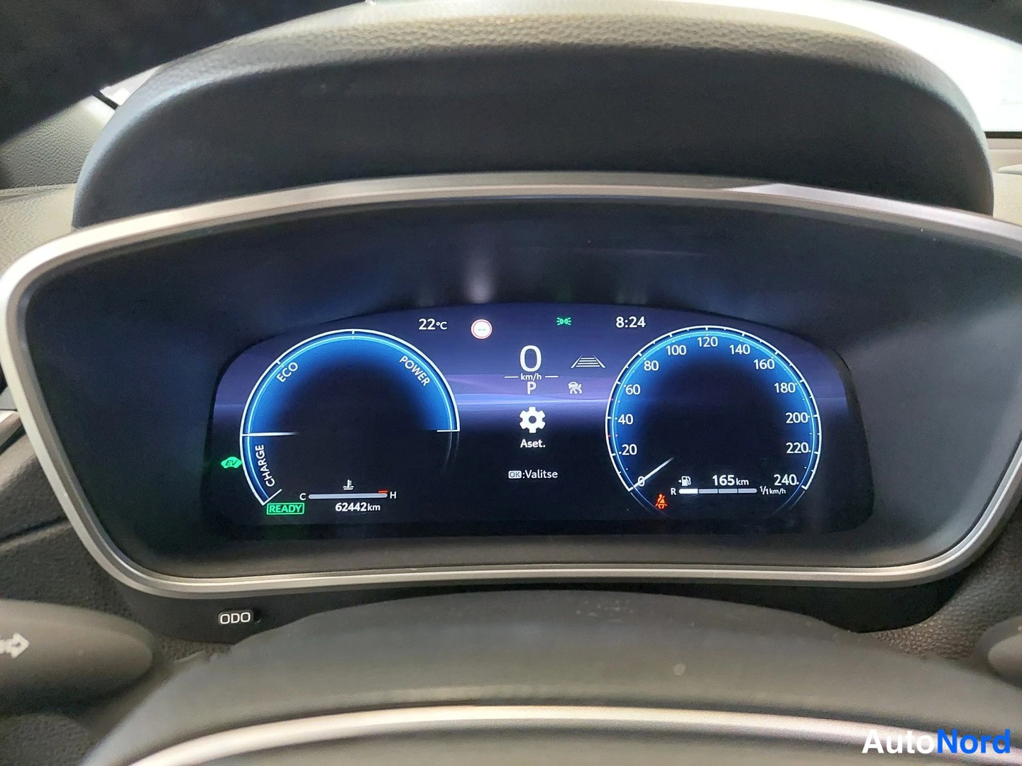 Muu: Digitaalinen mittaristo lähikuvassa: nopeusmittari 0 km/h, vaihde P, READY-merkki, kokonaismatka 62442 km, polttoainemittari ja vaatimaton toimintamatkan arvio