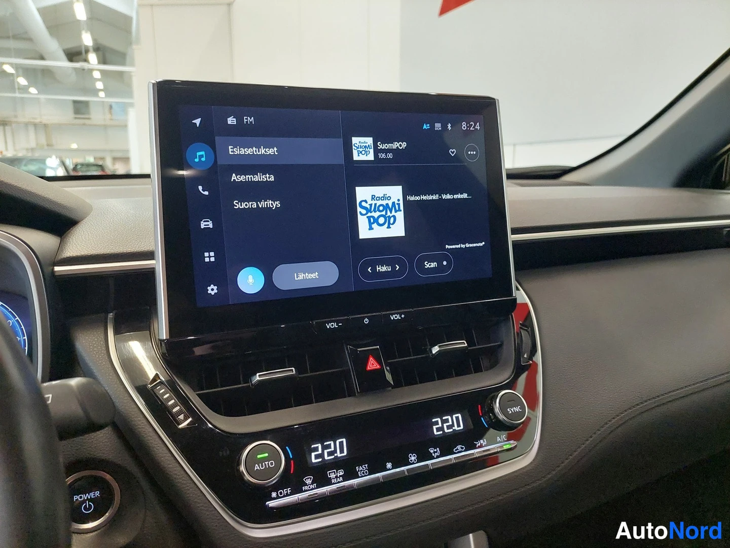 Muu: Keskikäyttöpaneeli: isolla kosketusnäytöllä radio, lämmitys- ja iskuryhmäkäyttöpaneeli, lämpötilanäytöt 22.0 ja 22.0, AUTO-nappi, SYNC-nappi ja käynnistysnappi