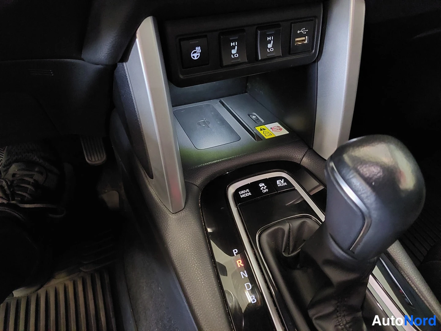 Muu: Keskikonsoli: automaattivaihteiston valitsija (P R N D B), DRIVE MODE- ja EV-painikkeet, laturin langaton latausalue, USB-portti, lämmitettävän ohjauspyörän ja