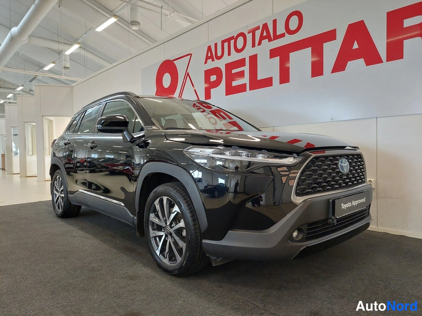 Etuviisto, nokka oikealle: Mustan SUV:n etukulmanäyttö keulalle kohdistettuna