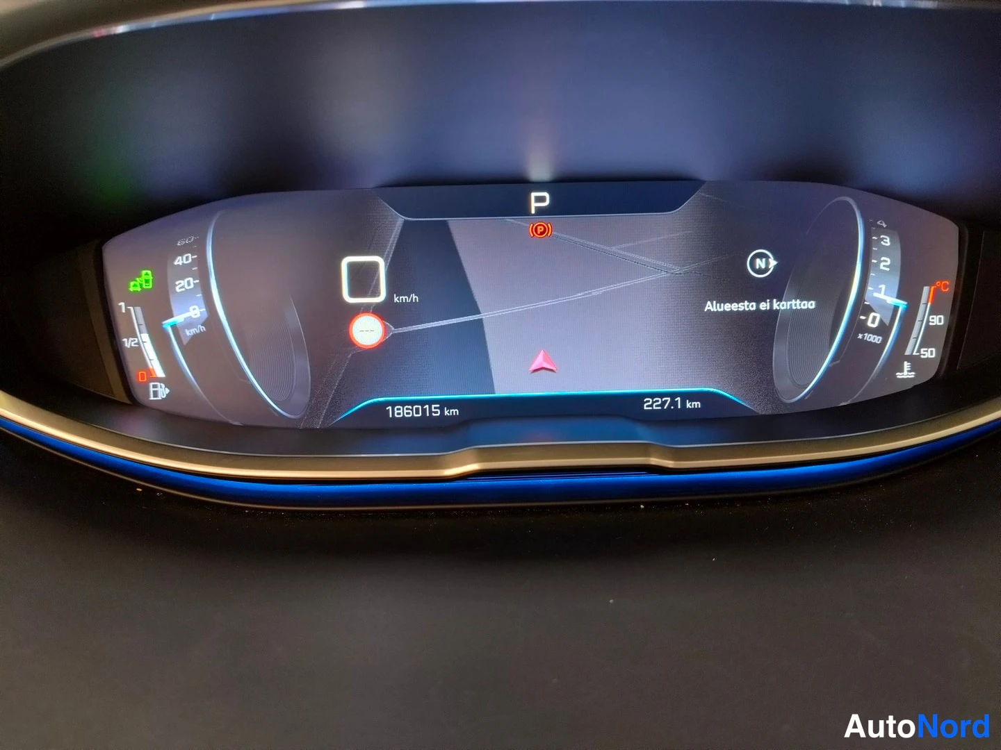 Muu: Peugeotin digitaalinen mittaristö näyttää P-vaihteen, kilometrilukeman 186015 km, matkuri 227,1 km ja tekstin Alueesta ei karttaa.