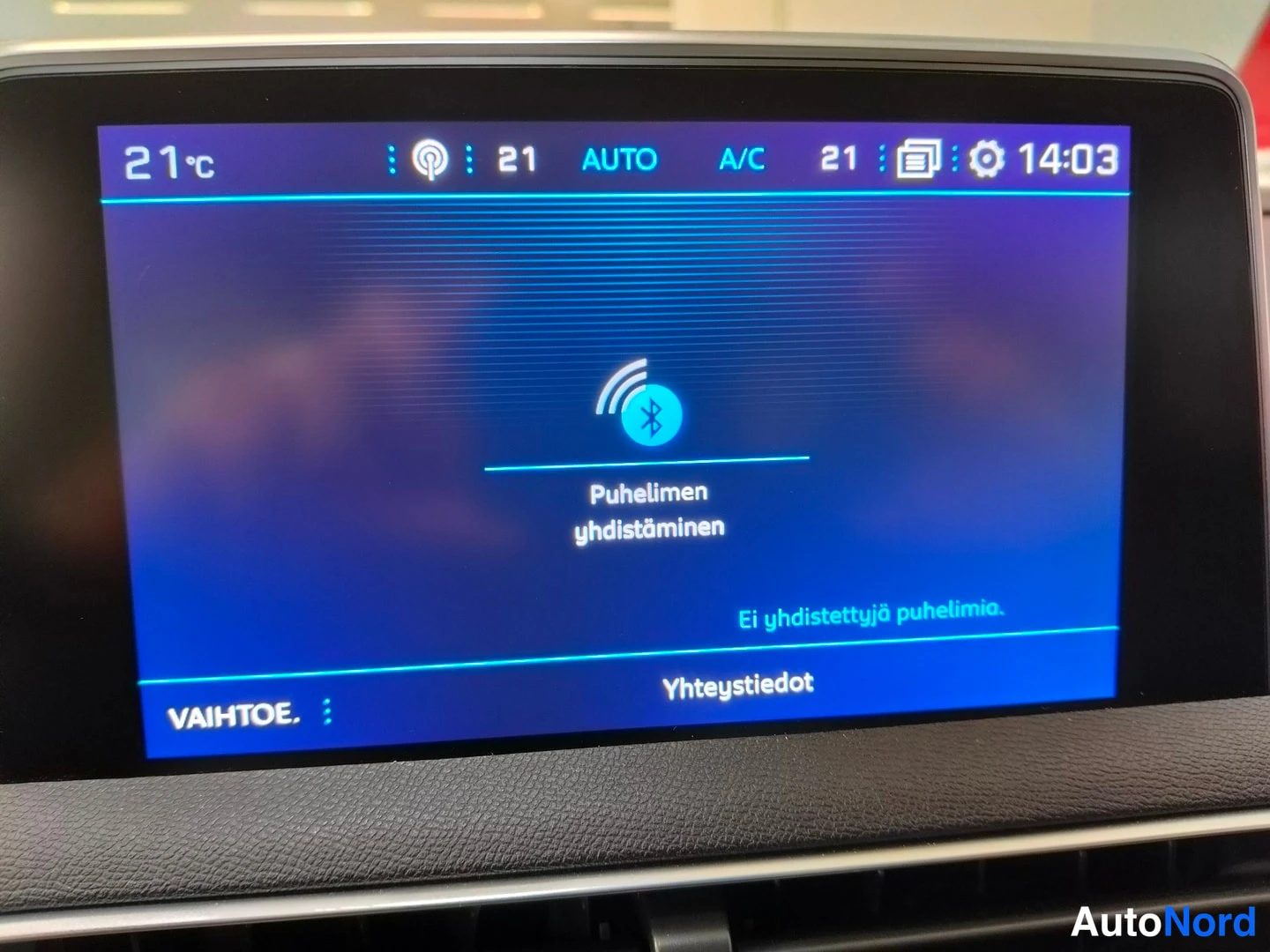 Muu: Auton kosketusnäyttö jossa suomenkielinen Bluetooth-ruutu: otsikko 'Puhelimen yhdistäminen' ja teksti 'Ei yhdistettyjä puhelimia.', statusbarissa 21°C, AUTO ja