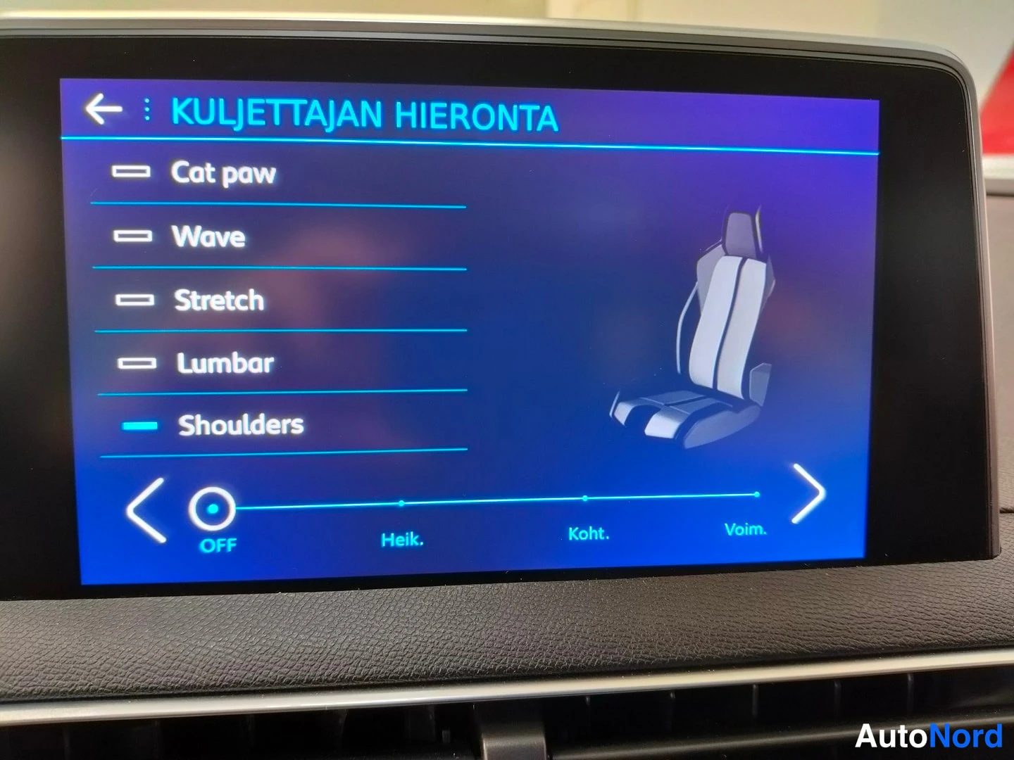 Yksityiskohta: Infotainment-näyttö näyttää kuljettajan hieronta -valikon vaihtoehdoilla Cat paw, Wave, Stretch, Lumbar ja Shoulders sekä voimakkuudensäädön.