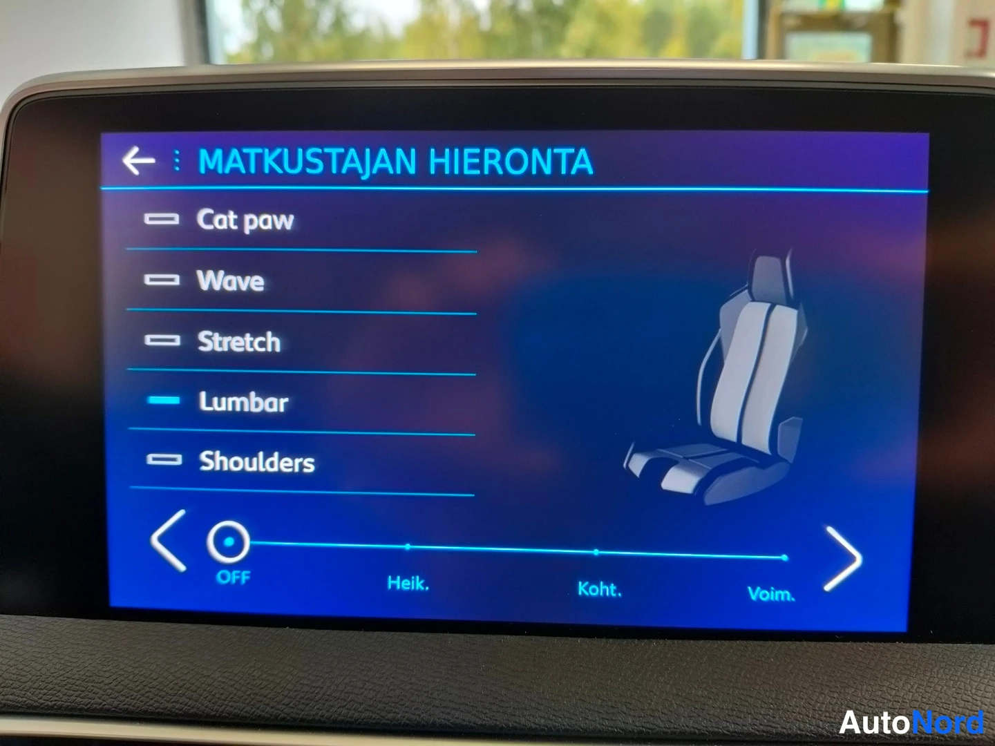 Yksityiskohta: Infotainment-näyttö näyttää matkustajan hieronta -valikon vaihtoehdoilla Cat paw, Wave, Stretch, Lumbar ja Shoulders sekä voimakkuudensäädön.