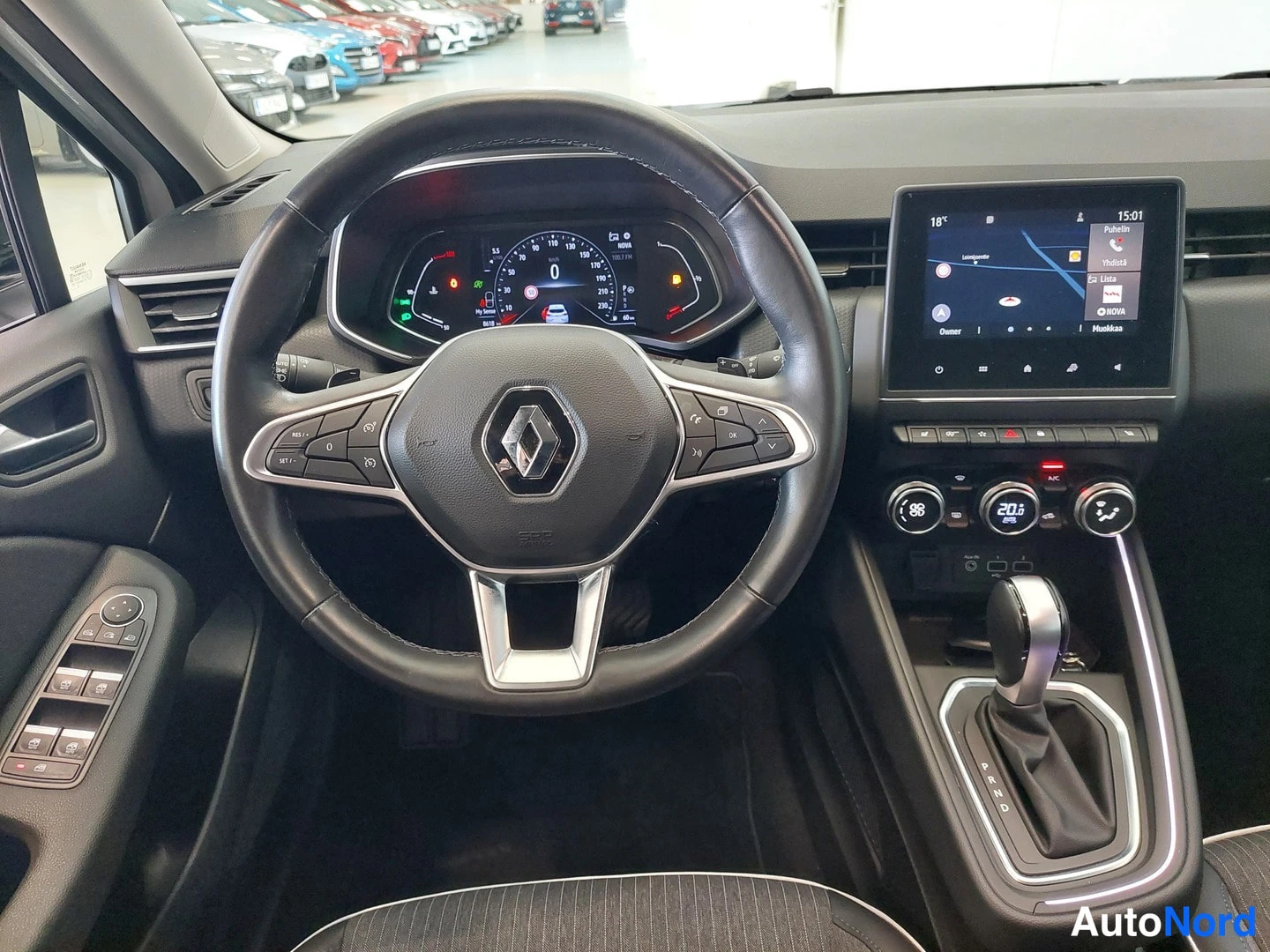 Muu: Renault Clion ohjaamo kuljettajan näkökulmasta: Renault-logollinen ohjauspyörä, digitaalinen mittaristo, kartta näyttävä infotainment-näyttö ja automaattivaihte
