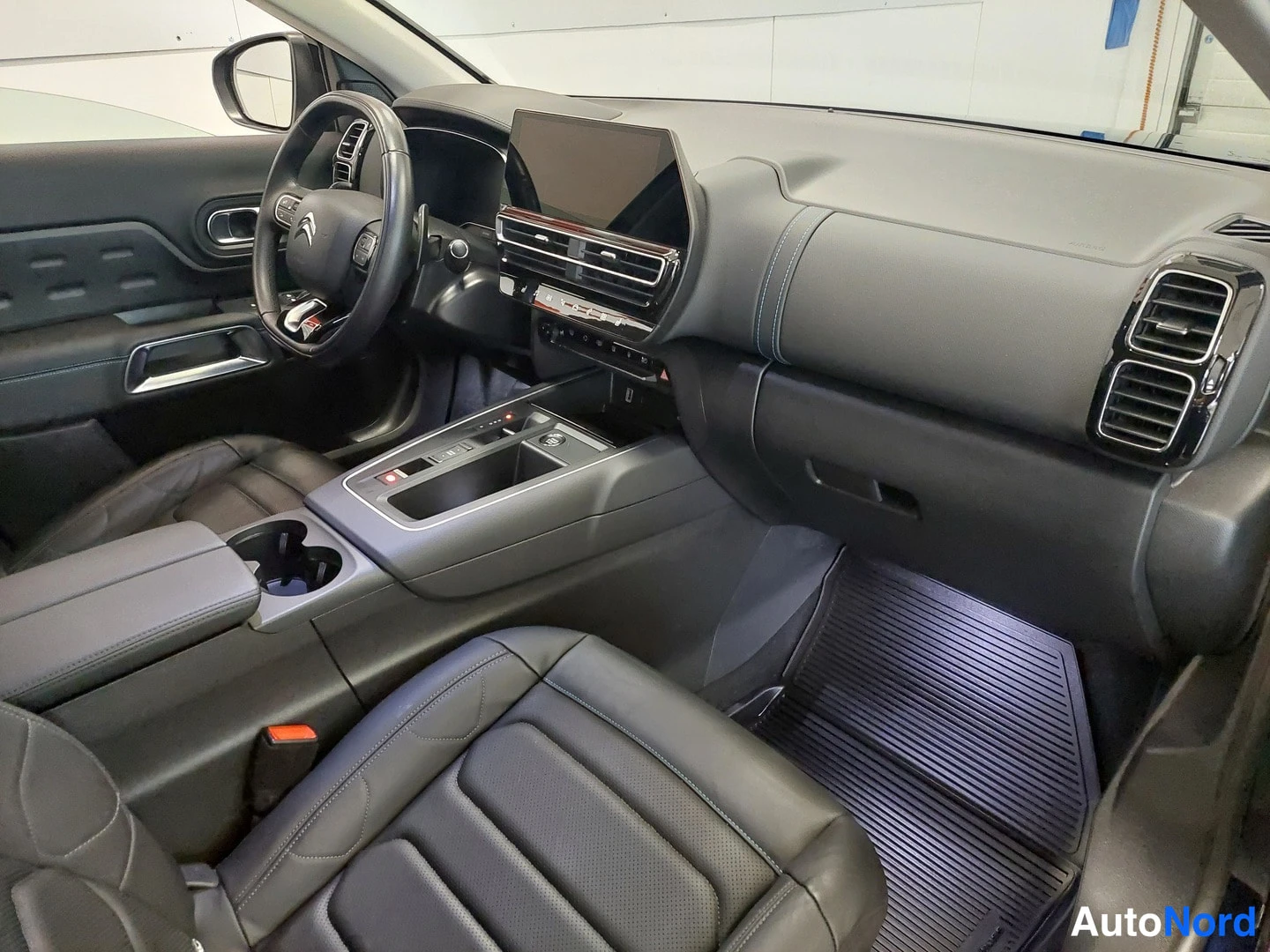 Sivulta: Sisätilakuva Citroën C5 Aircross -automobilin etuistuimista ja kojelaudasta, jossa kosketusnäyttö.