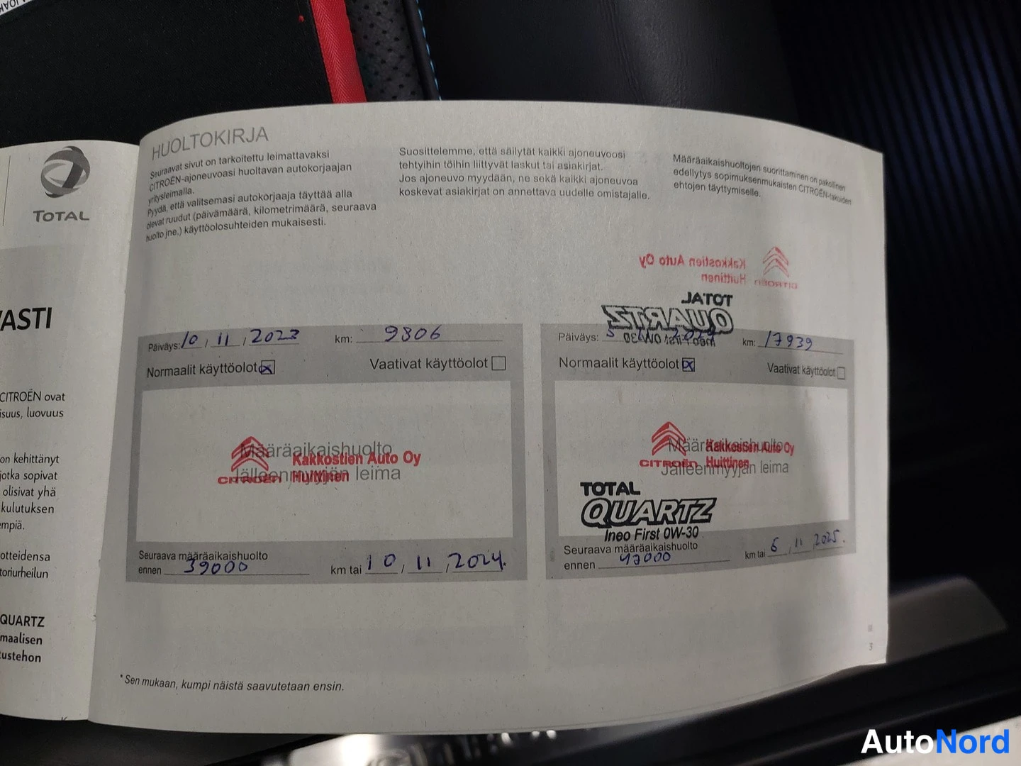 Asiakirja: Avattu Citroënin huoltokirja, jossa kaksi leimattua määräaikaishuolto-merkintää