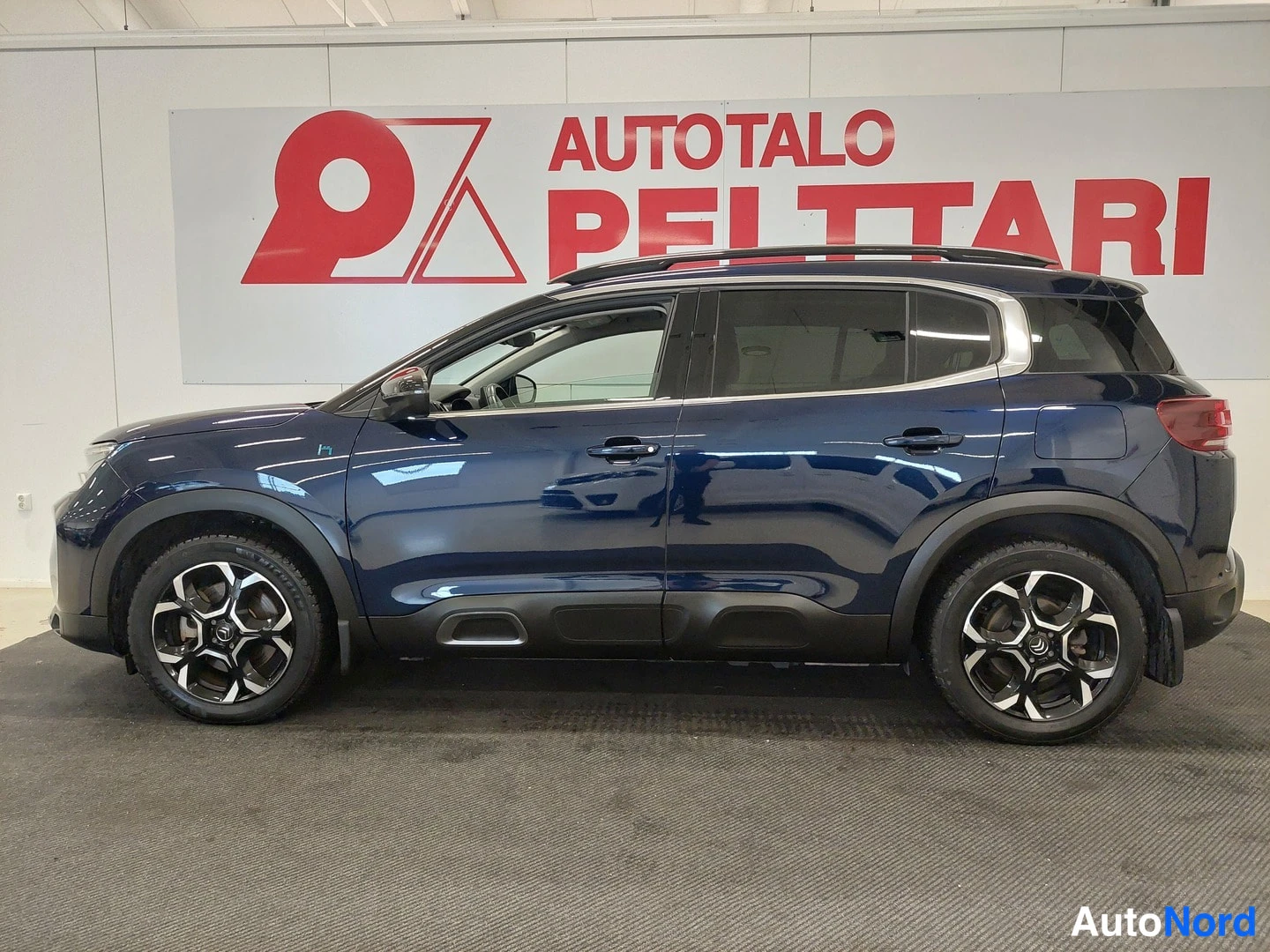 Takaviisto: Sininen Citroën C5 Aircross -kombi sivulta kuvattuna, oikea kylki ja takavalo näkyvät.