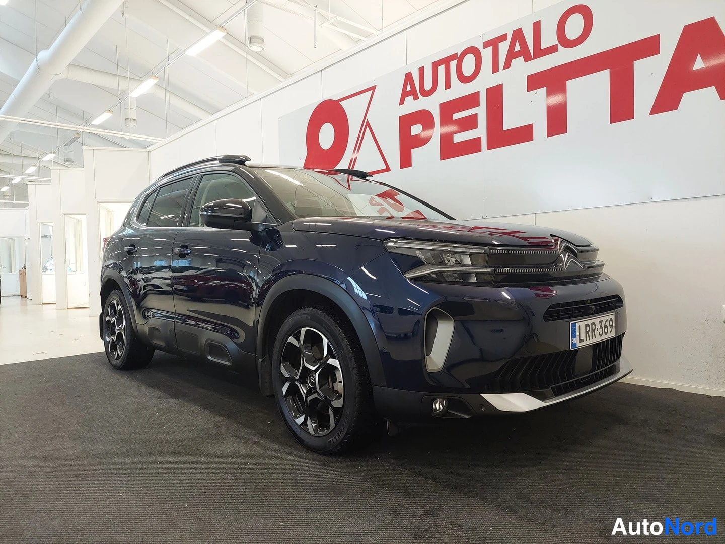 Etuviisto, nokka oikealle: Tummansininen Citroën C5 Aircross kolmesta neljäsosasta edestä oikealta, rekisterikilpi.