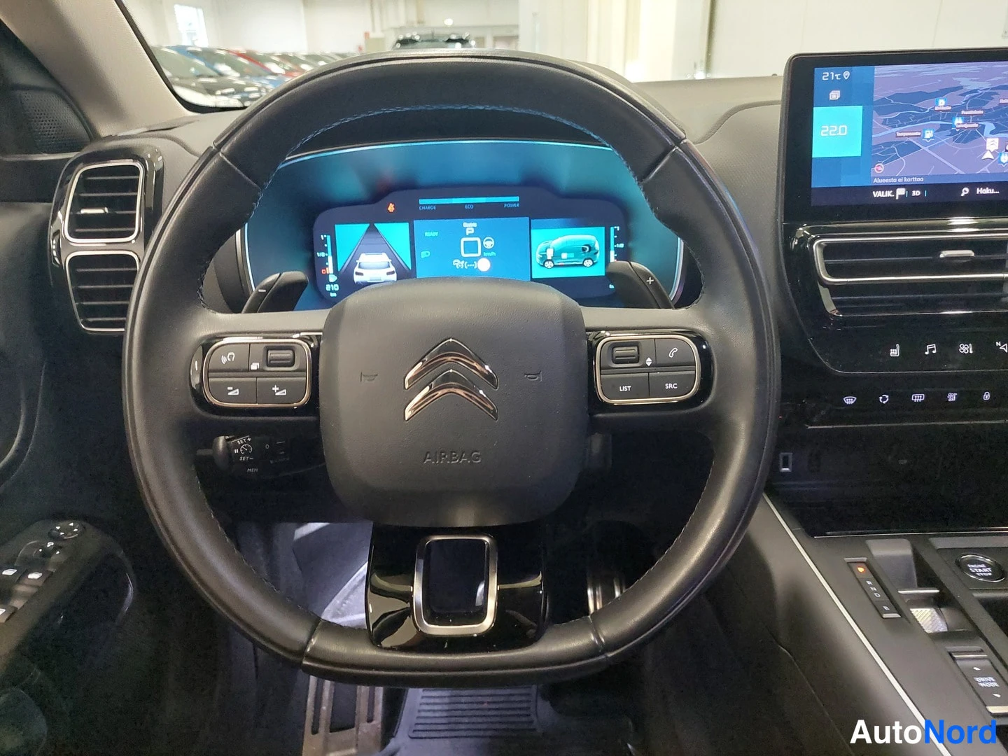 Muu: Citroën-ohjauspyörä AIRBAG-tekstillä, digitaalinen mittaristo ja infotainment-näyttö.