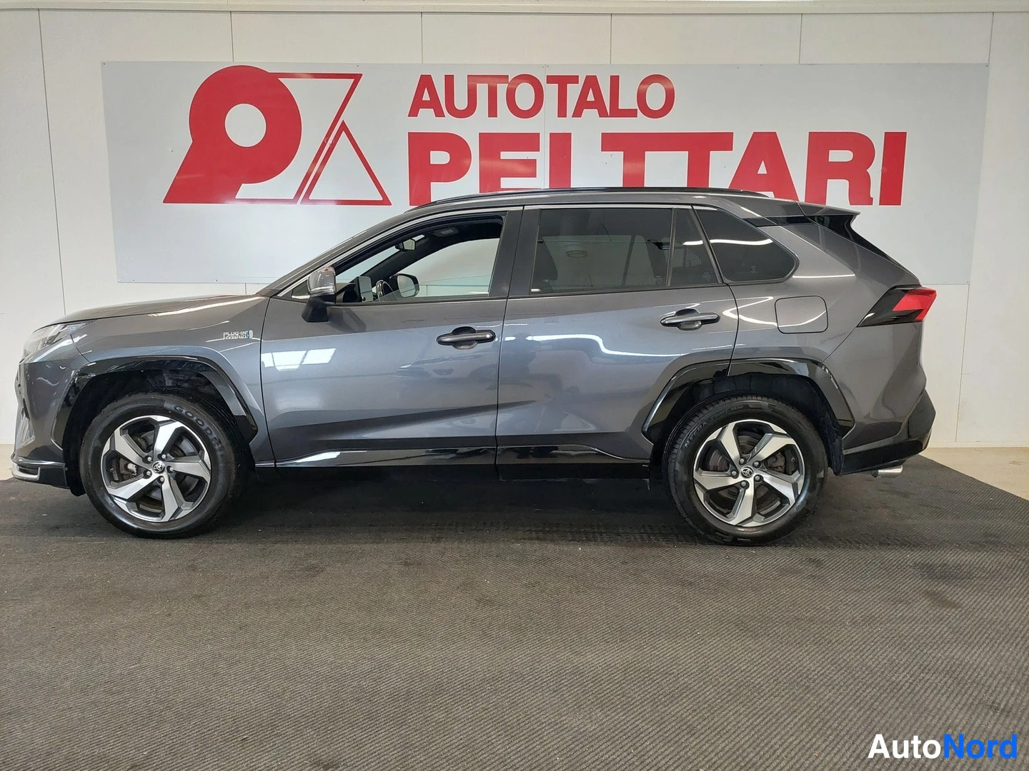 Etuviisto, nokka vasemmalle: Toyota RAV4 Plug-in Hybrid tummanharmaa, kolmeneljänneskuva keulasta vasemmalle, sivuprofiili ja keula näkyvissä.