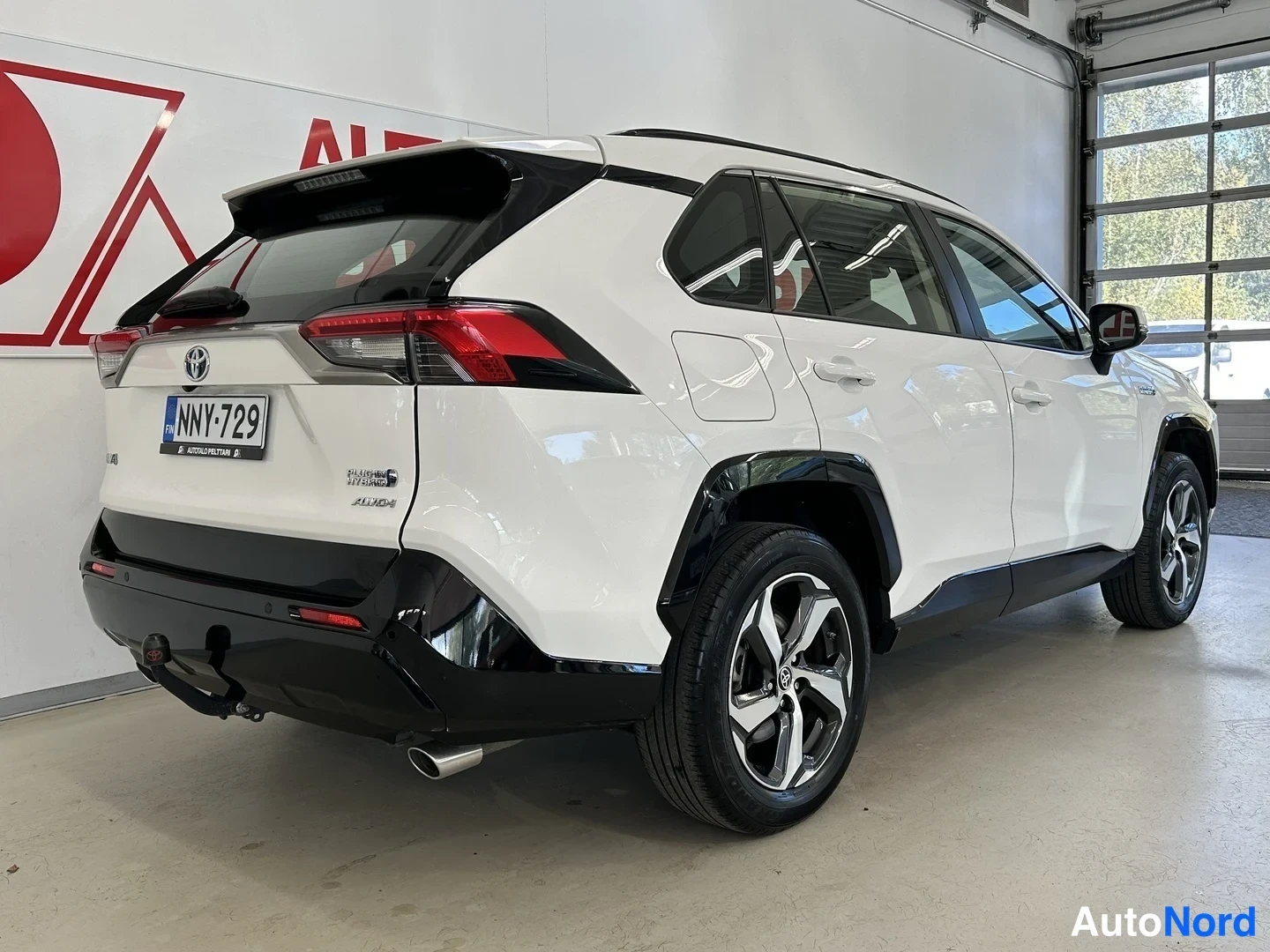 Valkoinen Toyota RAV4 2024, takaviisto, kuva 7