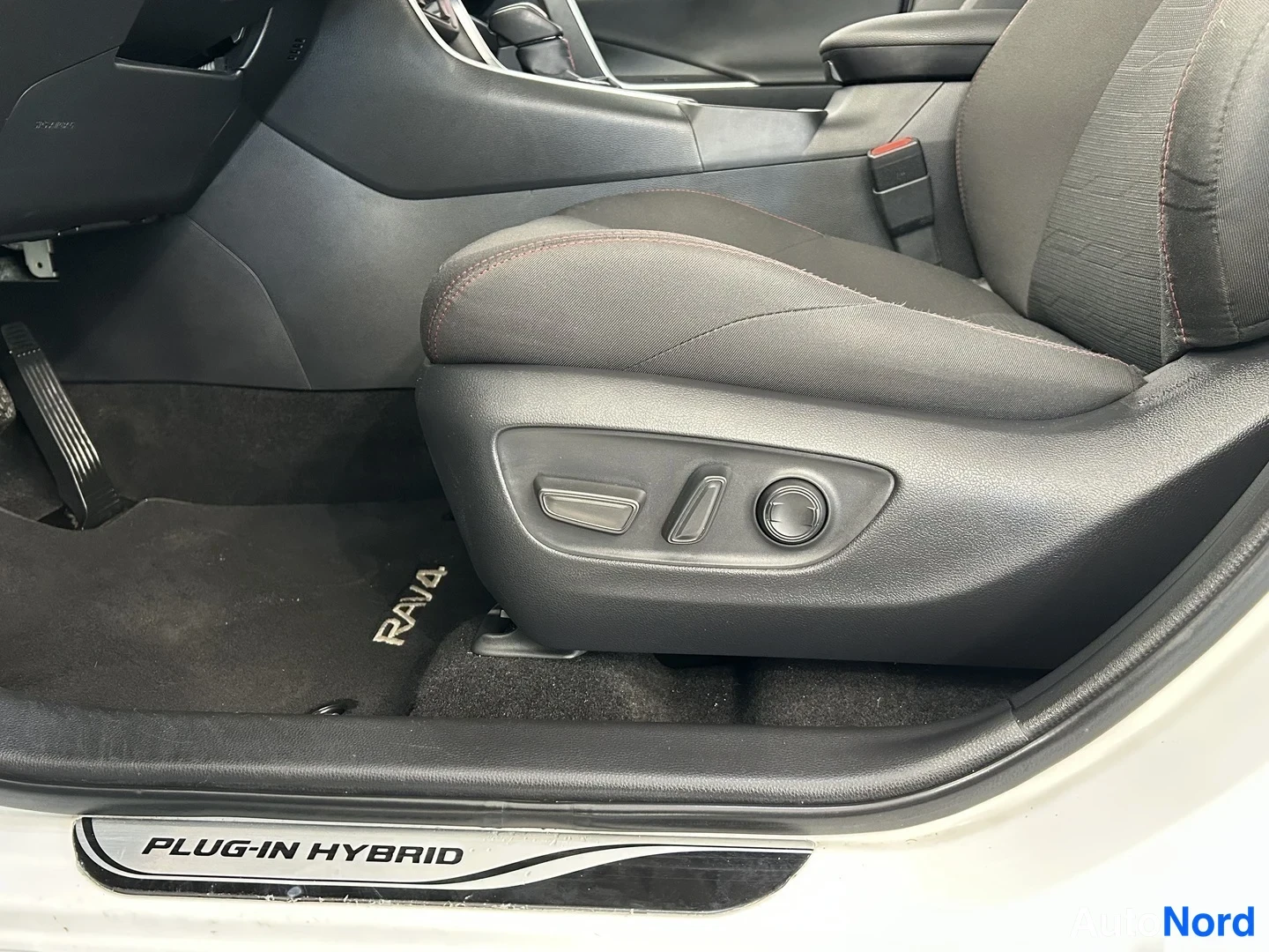 Valkoinen Toyota RAV4 2024, etuistuimet, kuva 11
