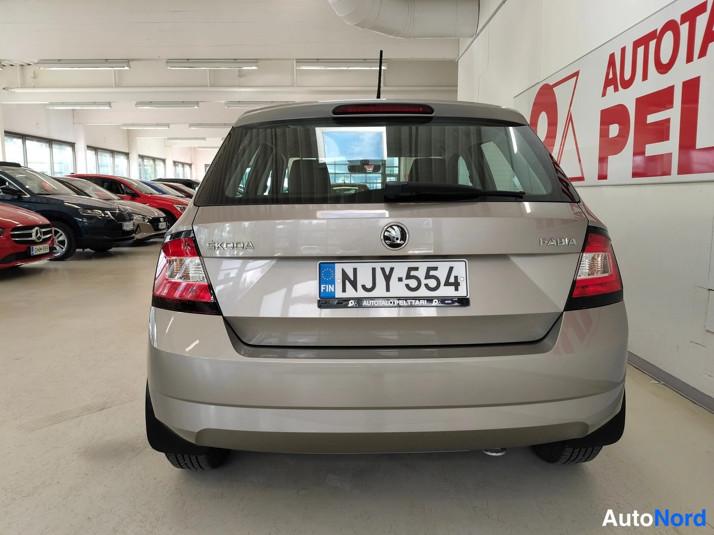 Takaa: Skoda Fabia -auton takaosa sisätiloissa, rekisterikilpi ja SKODA- ja FABIA-merkit näkyvät.