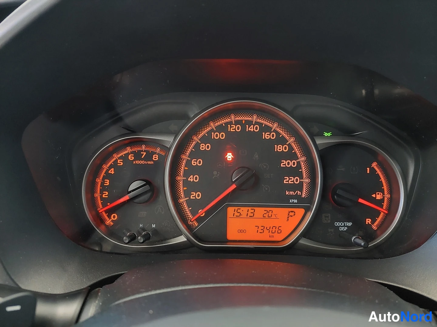 Yksityiskohta: Kojelaudan mittaristo: nopeusmittari asteikolla 0–240 km/h, kierroslukumittari ja polttoainemittari; näytössä kellonaika 15:13, lämpötila 20°C, ODO-lukema 73406