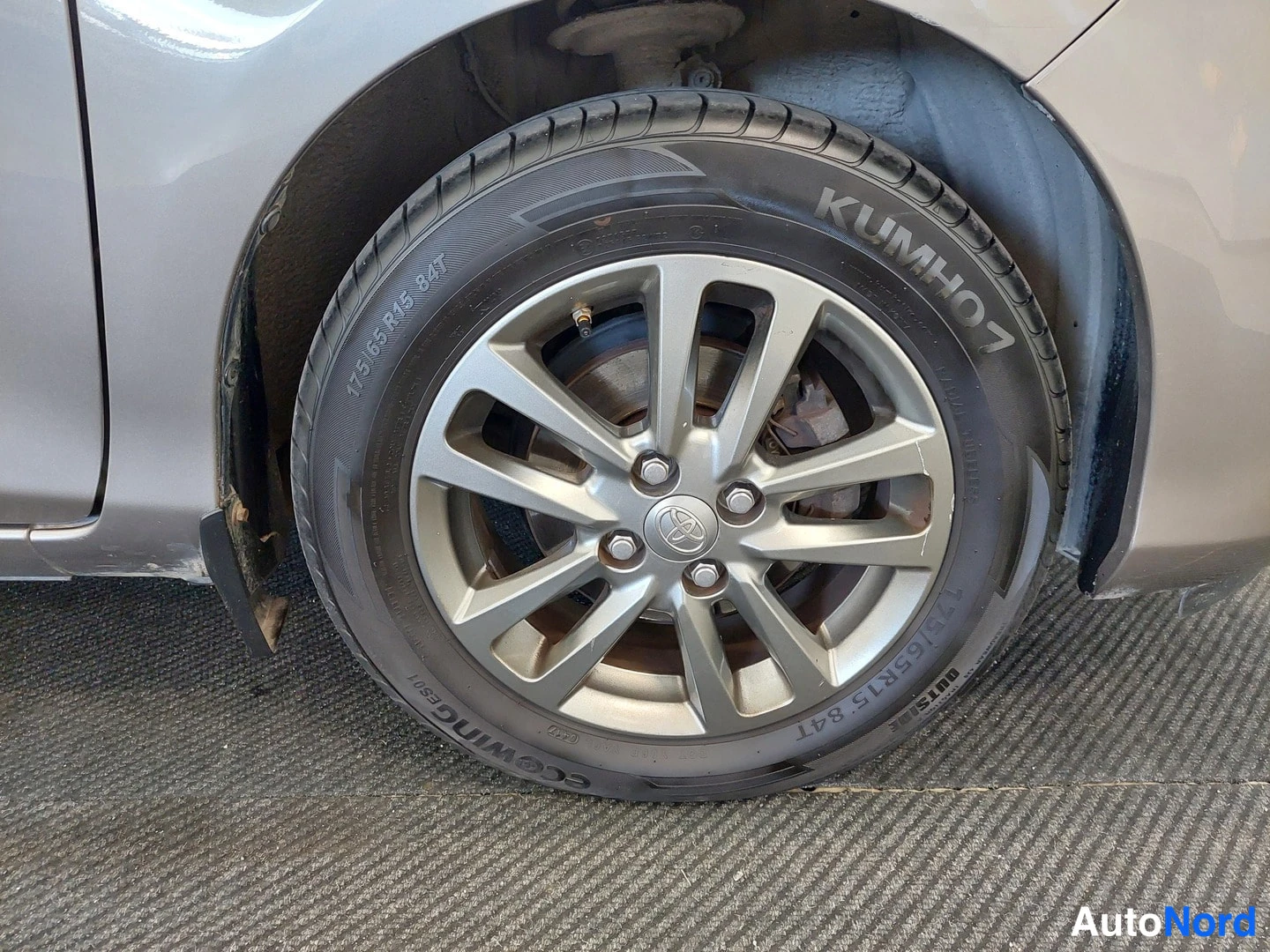 Muu: Vanteella oleva alumiinivanne ja Kumho-kesärengas, kokomerkintä 175/65 R15 84T luettavissa, hopeanharmaan korin alla.