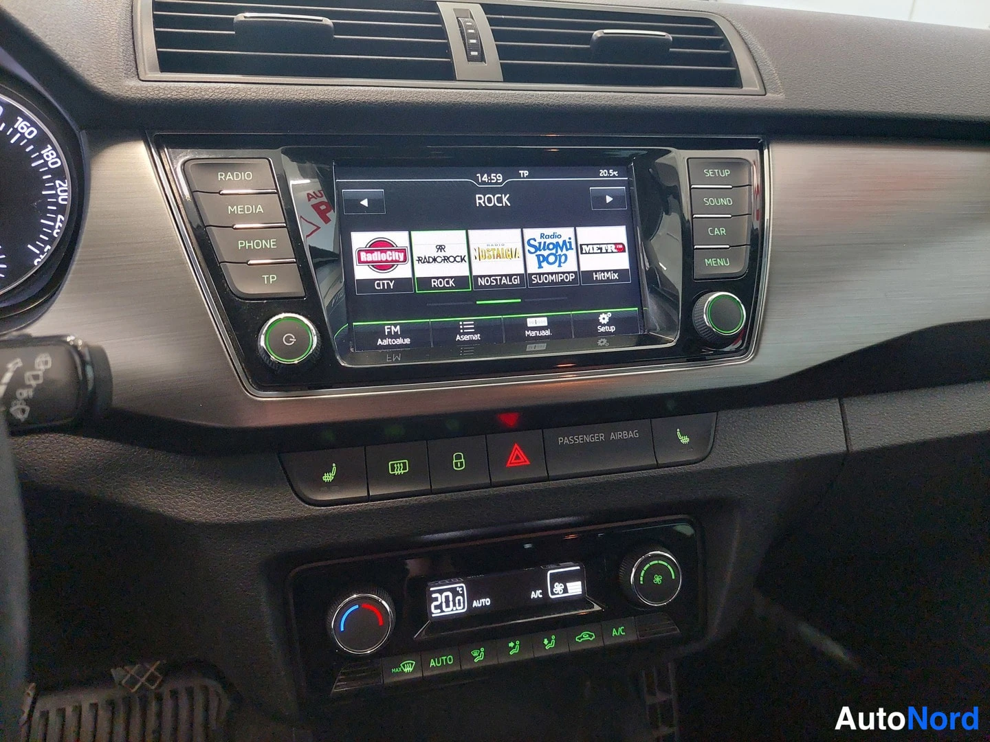 Muu: Infotainment-järjestelmän näyttö, radiovastaanotto