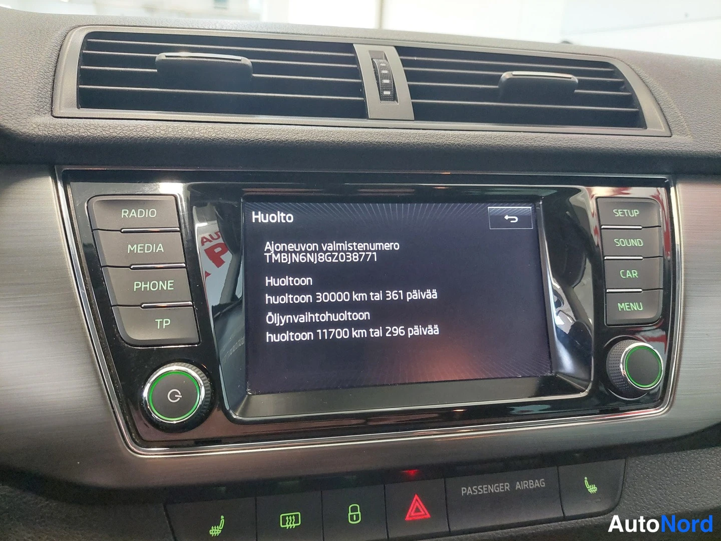 Muu: Yksityiskohta infotainment-järjestelmästä, huoltotiedot