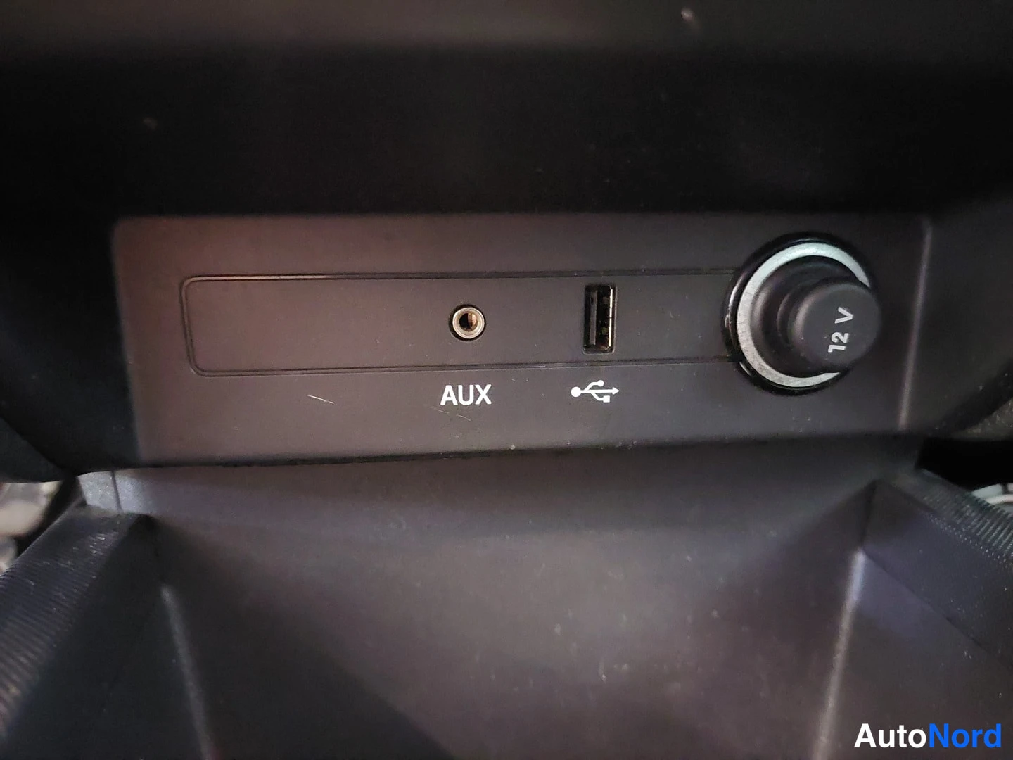 Muu: Kojeiston alapaneelin liittimet: AUX-liitin, USB-portti ja 12 V virtapistorasia.
