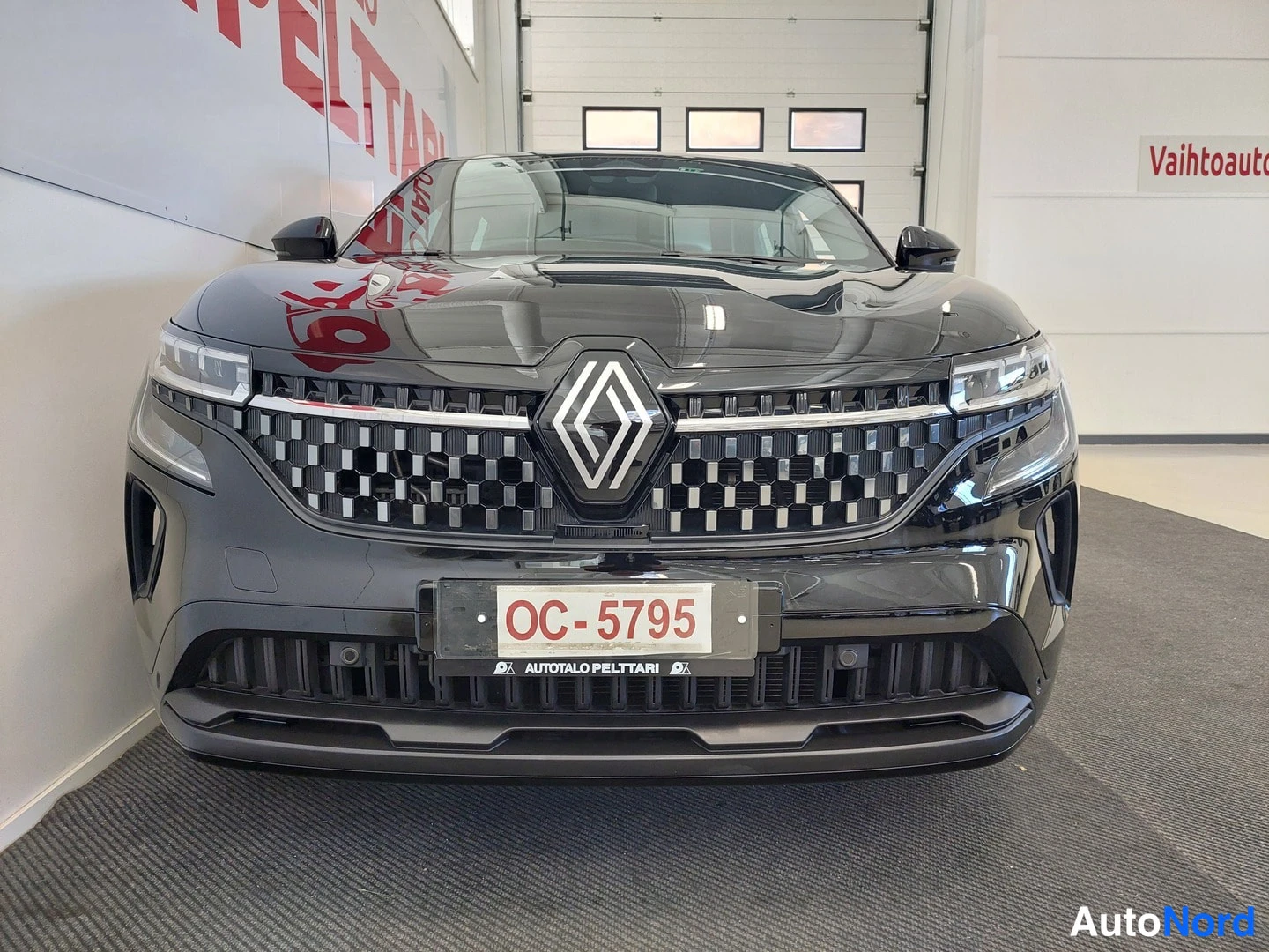 Edestä: Musta Renault-etunäkymä, rekisteritunnus OC-5795, ...
